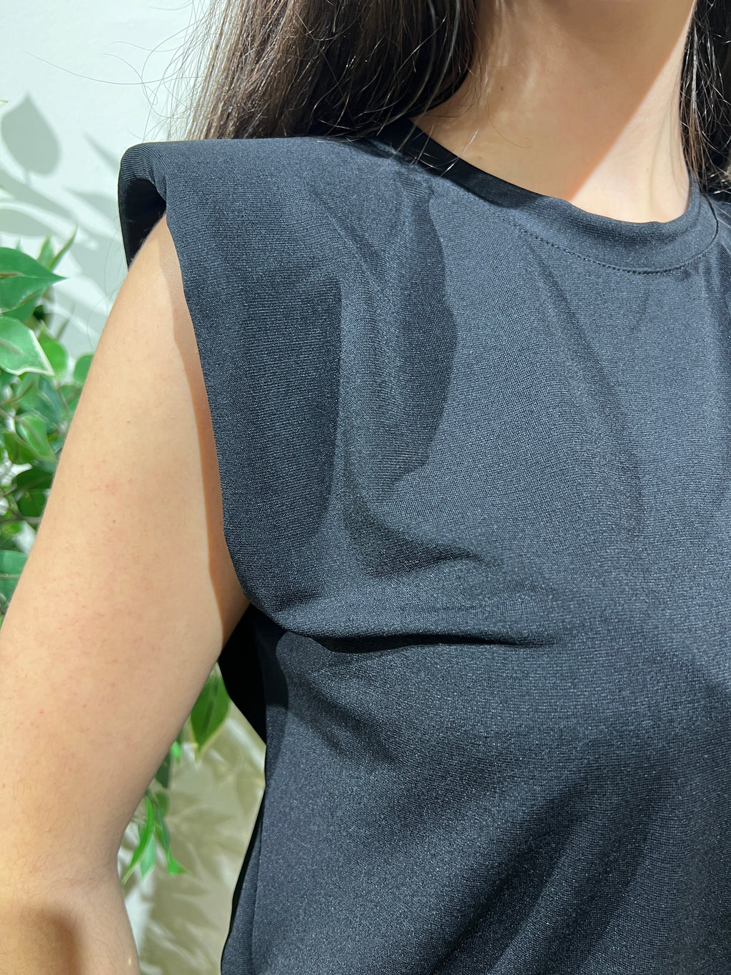 Camiseta negra hombreras