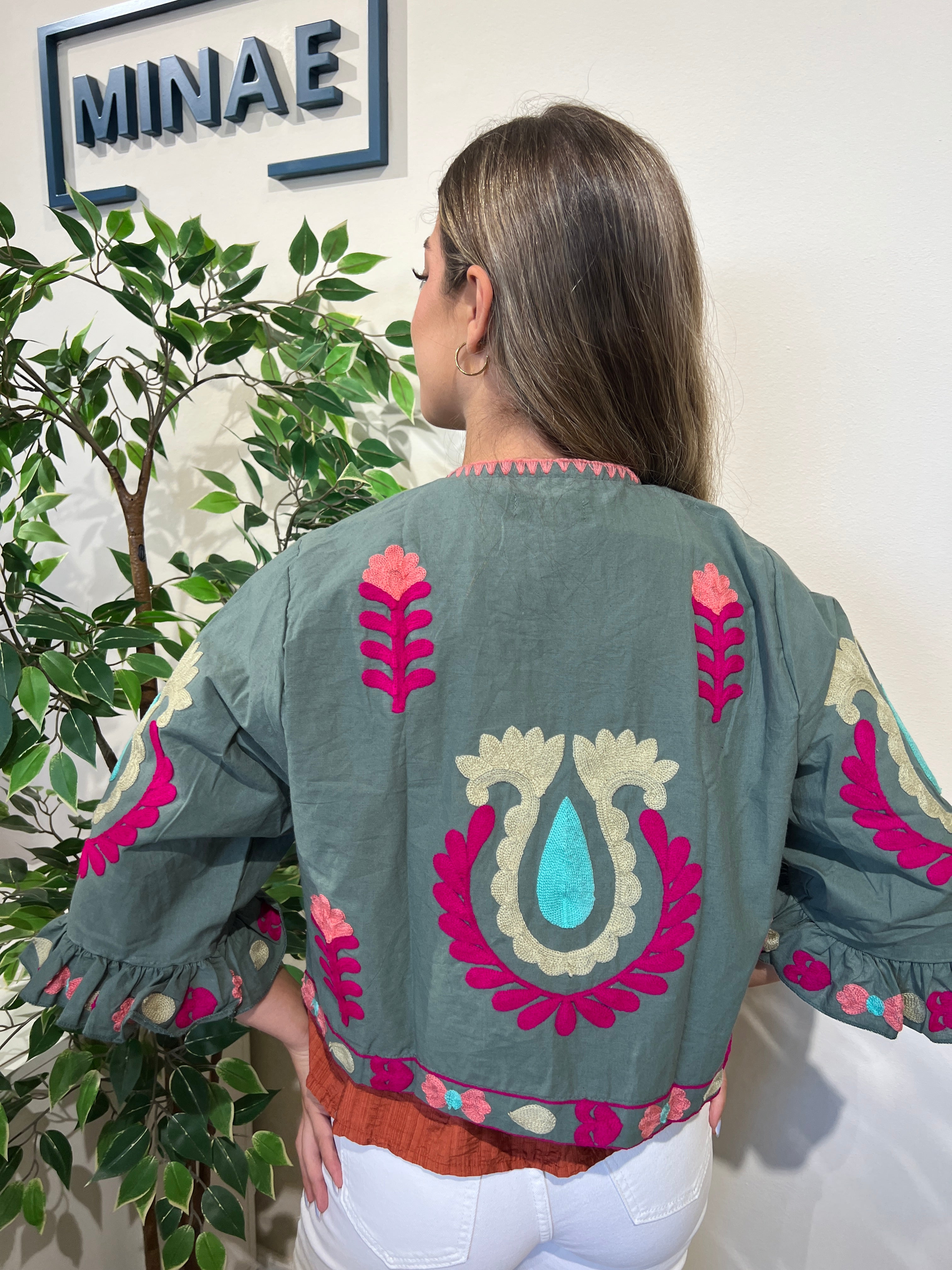 Chaqueta bordada verde jabonoso