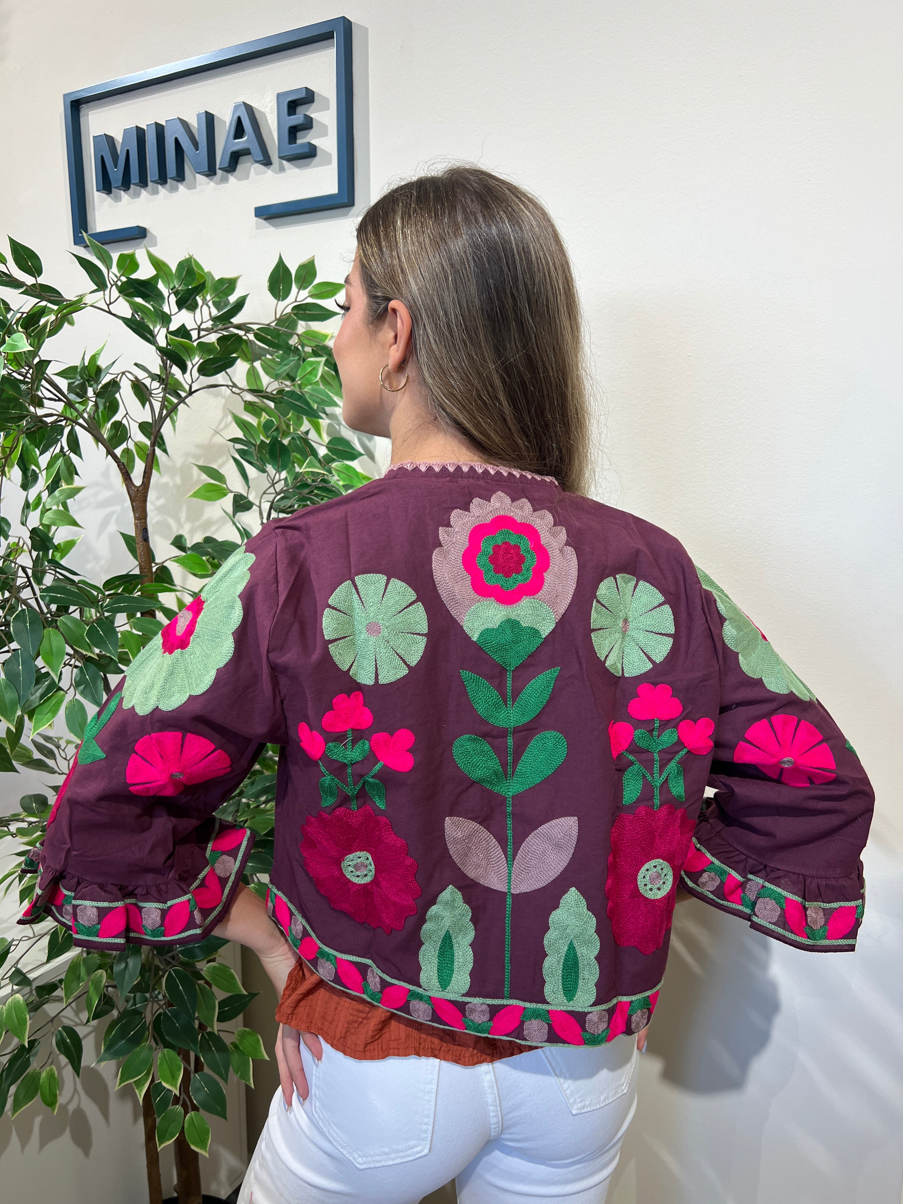 Chaqueta bordada morada modelo 2