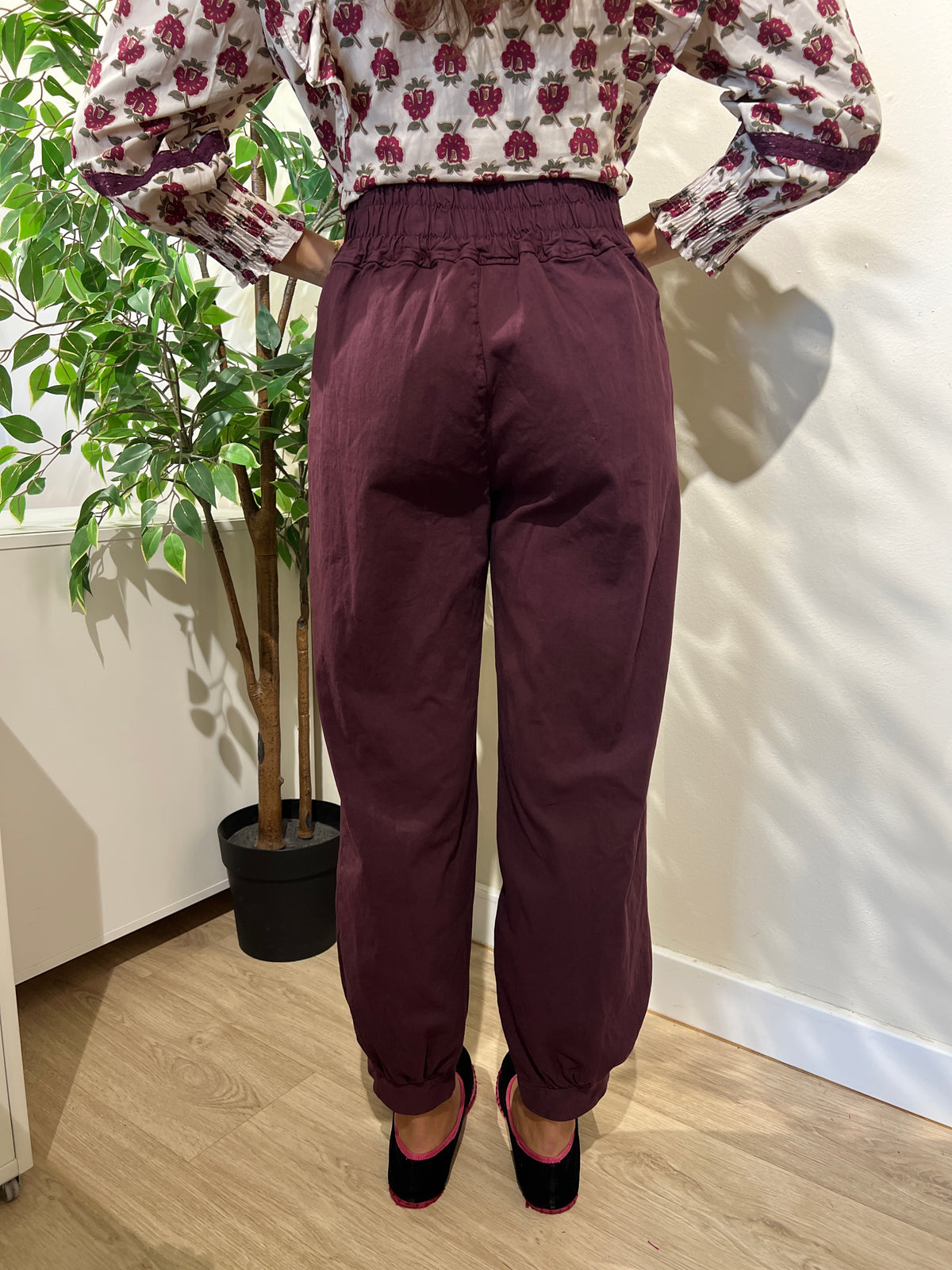 Pantalón bombacho berenjena liso