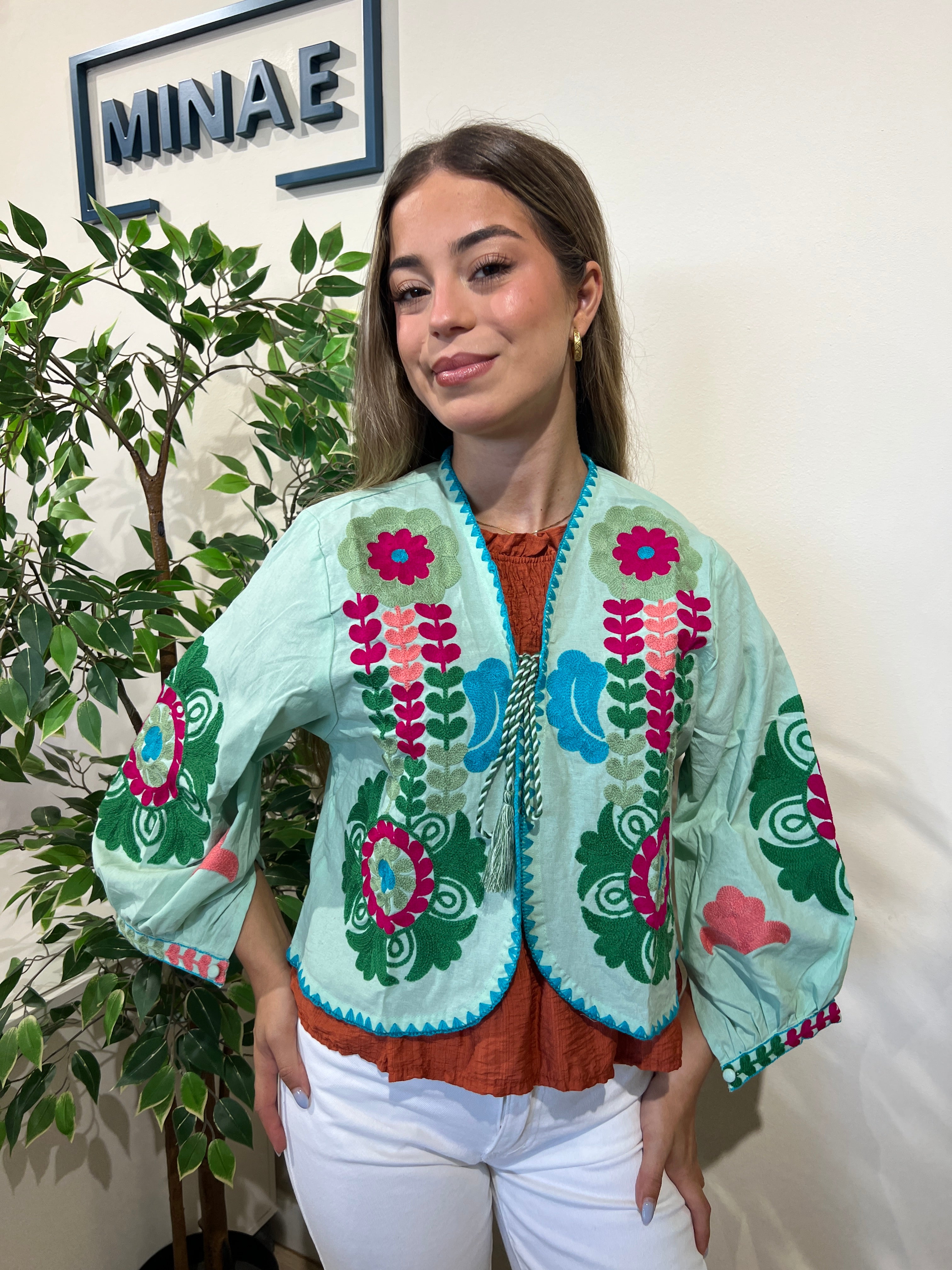 Chaqueta bordada menta modelo 3