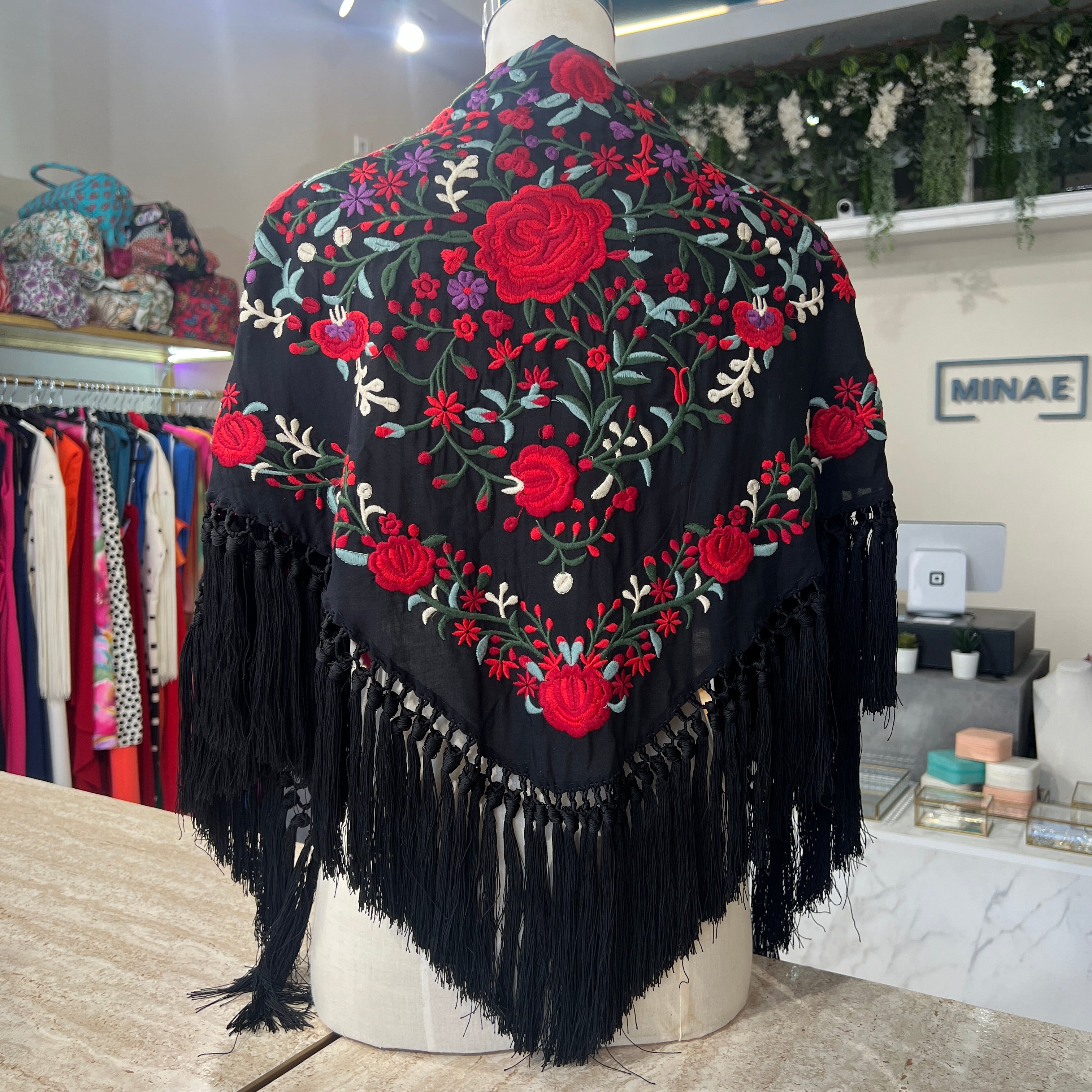 Mantón Candela negro con rojo