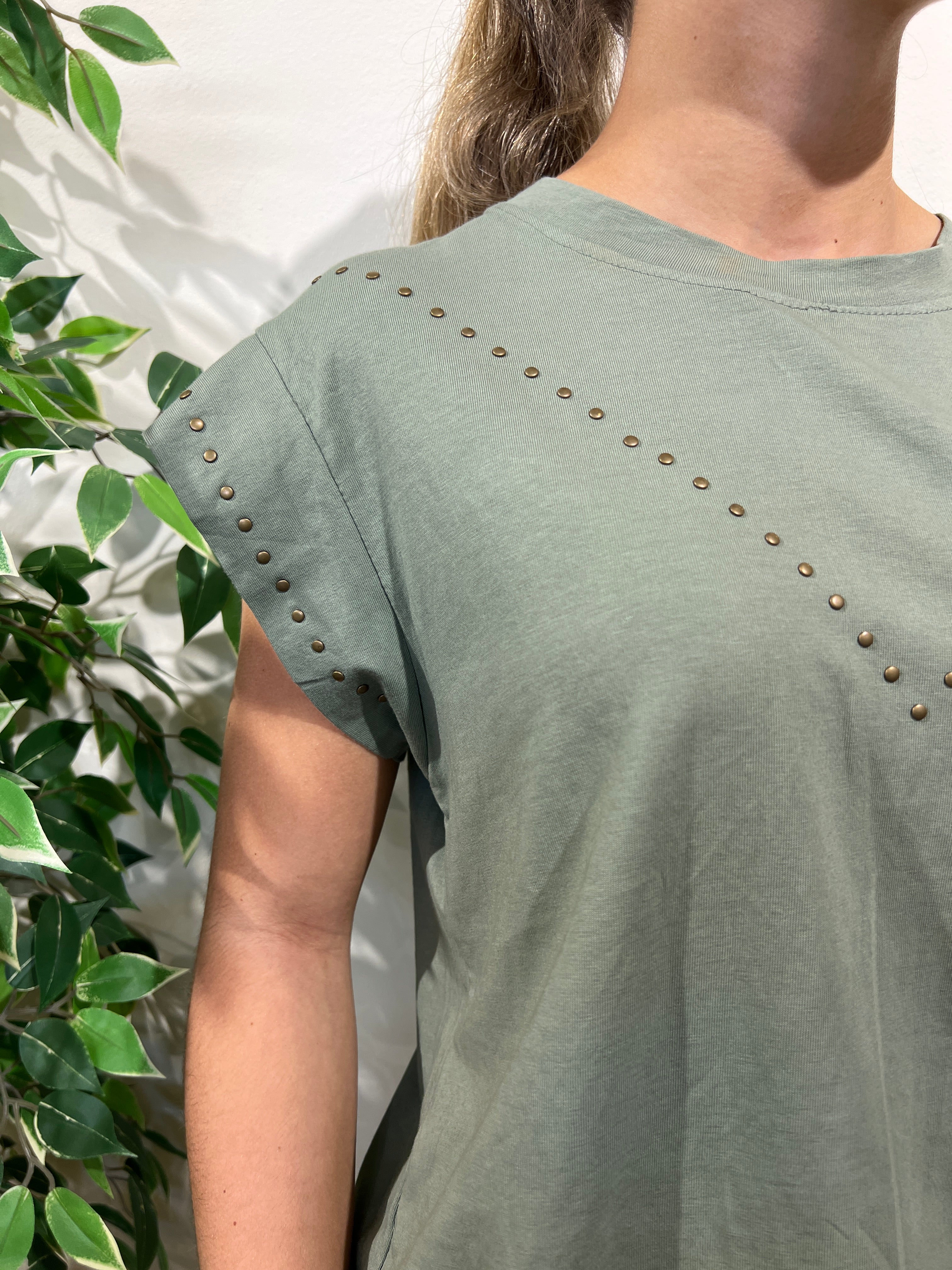 Camiseta tachuelas caqui