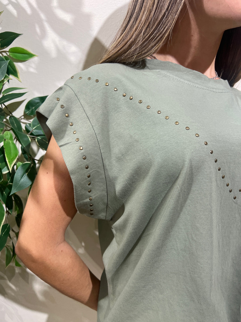 Camiseta tachuelas doradas verde