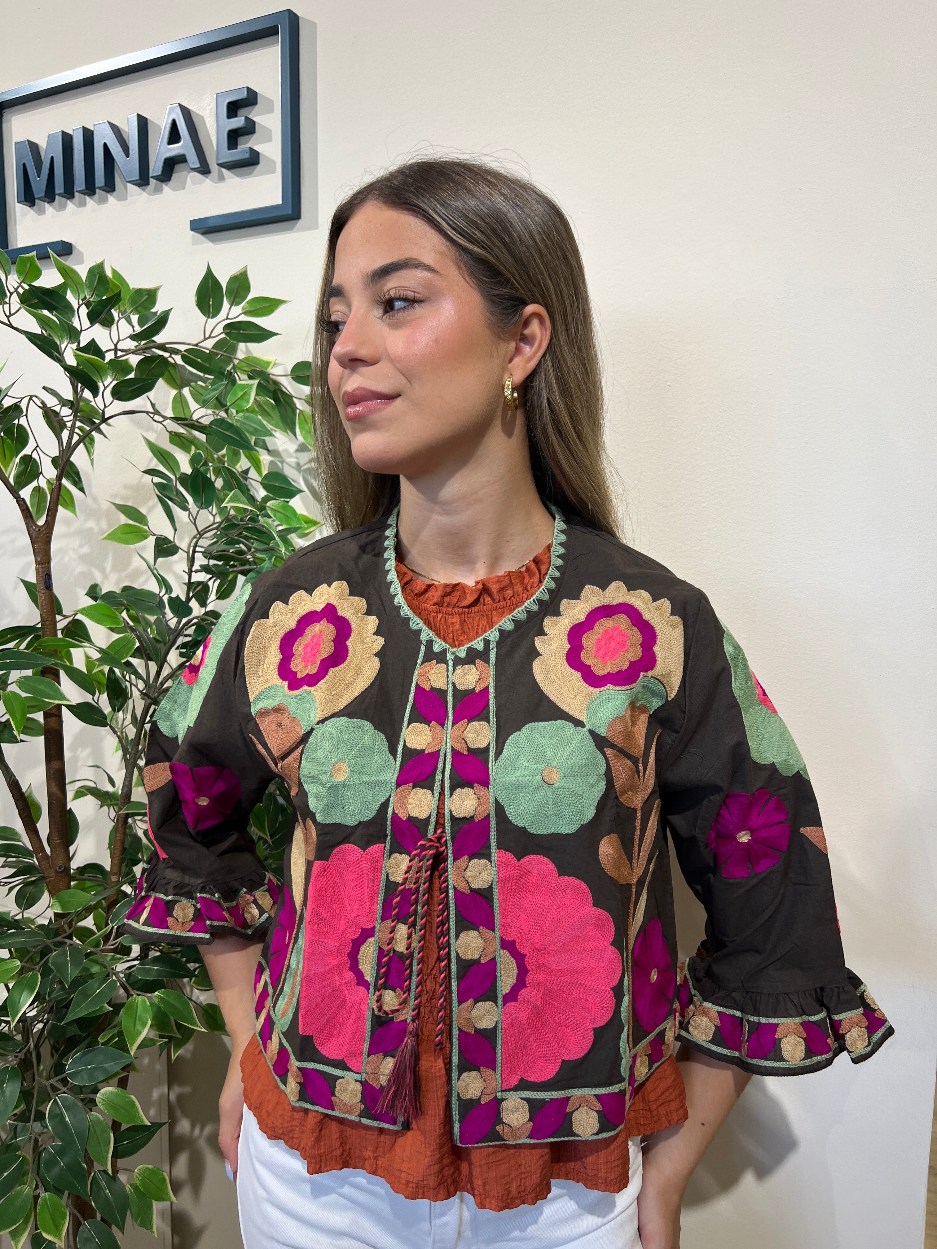 Chaqueta bordada marrón