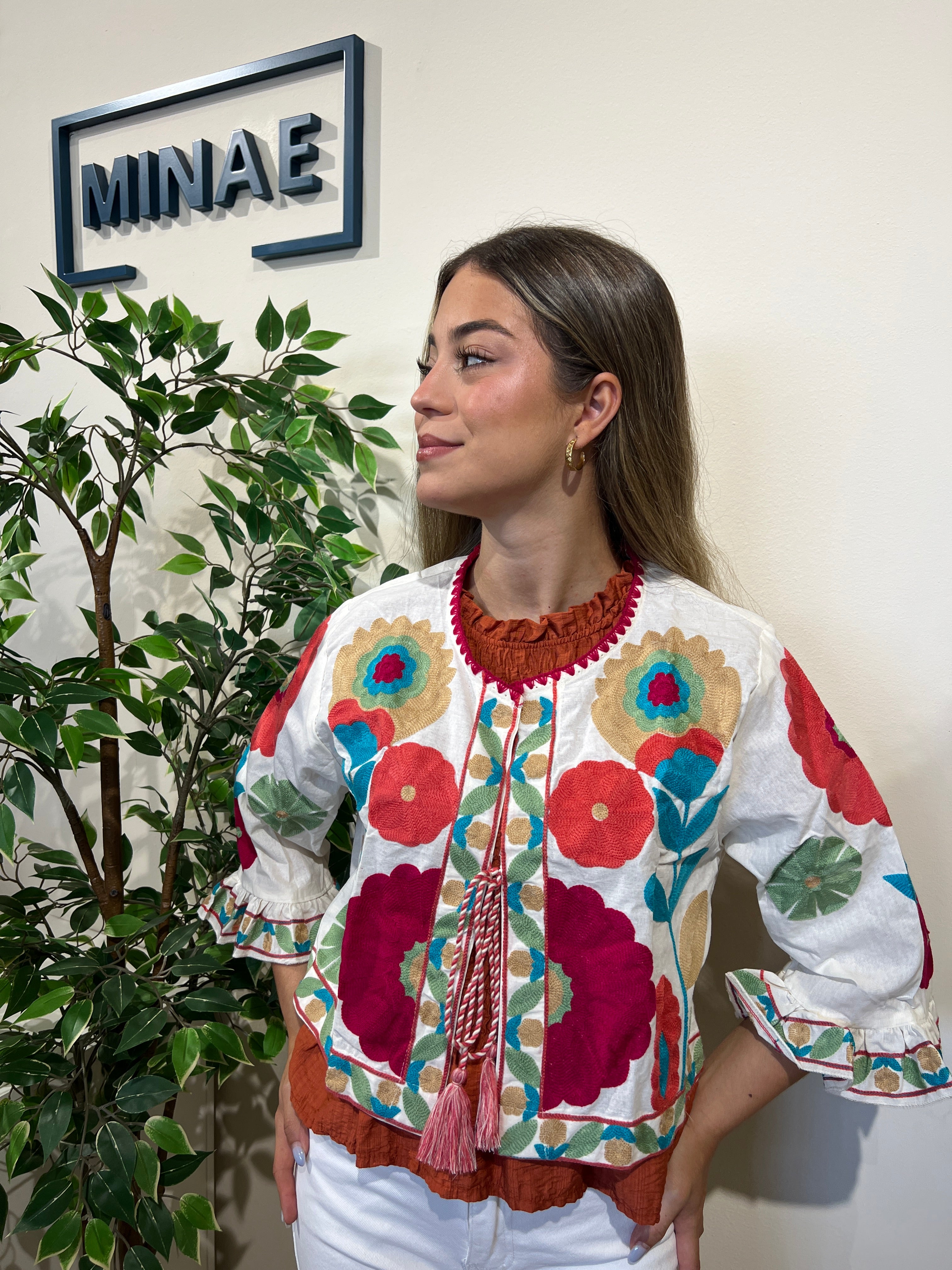Chaqueta bordada beige modelo 1