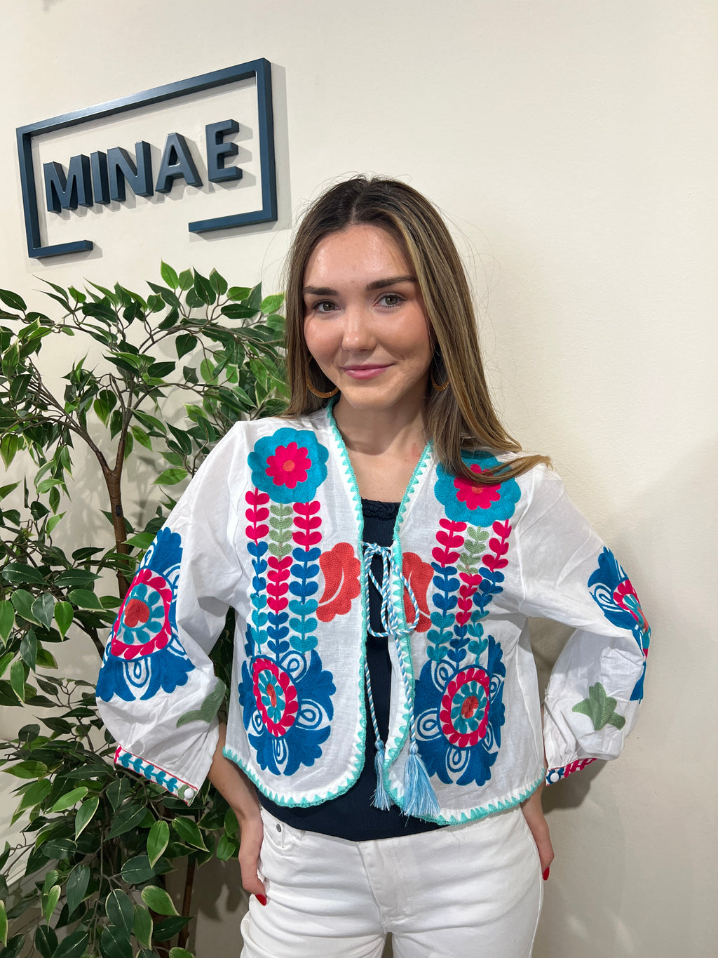 Chaqueta bordada blanca modelo 1
