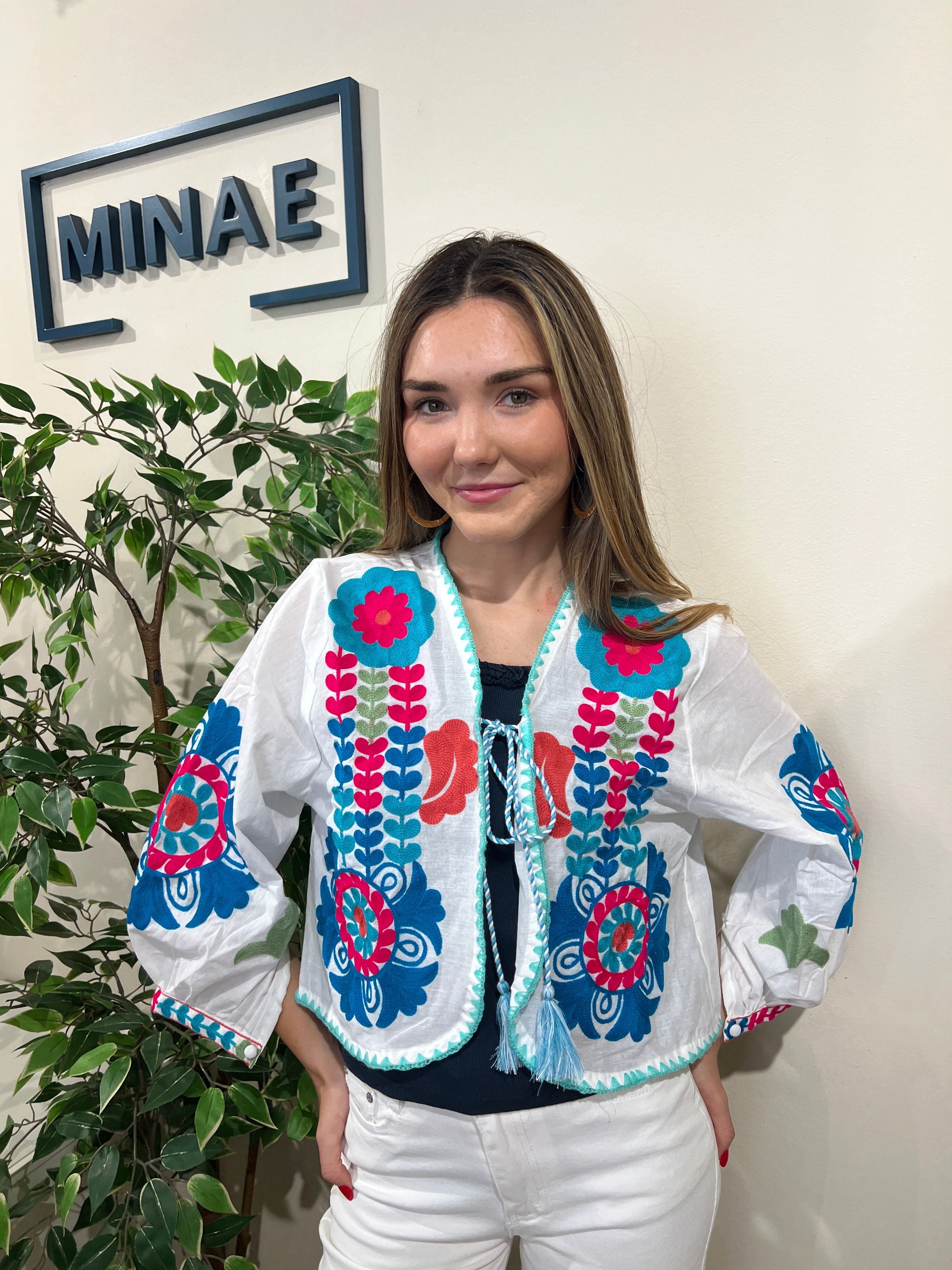 Chaqueta bordada blanca modelo 1