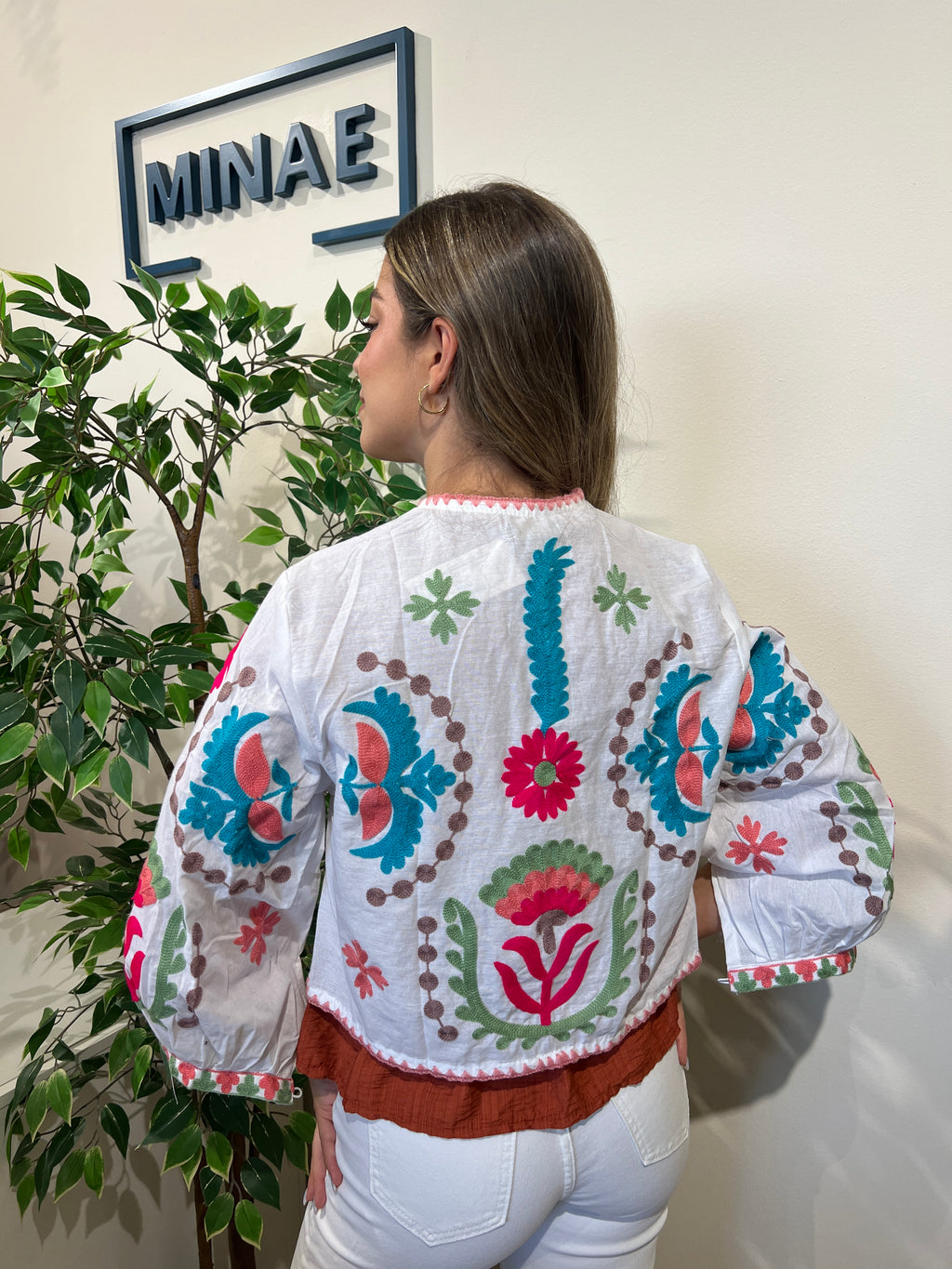 Chaqueta bordada blanca modelo 2