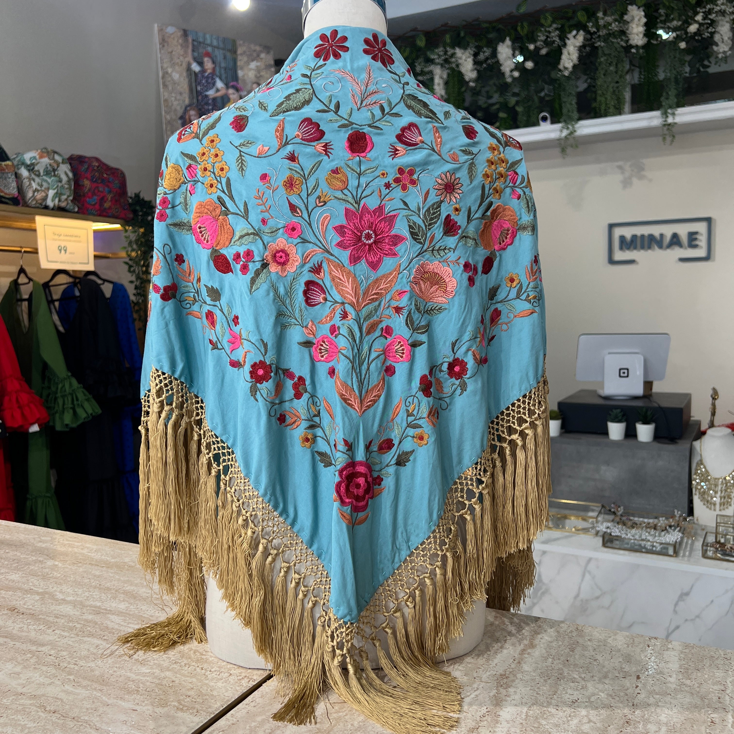 Mantón Retama celeste con fleco contraste