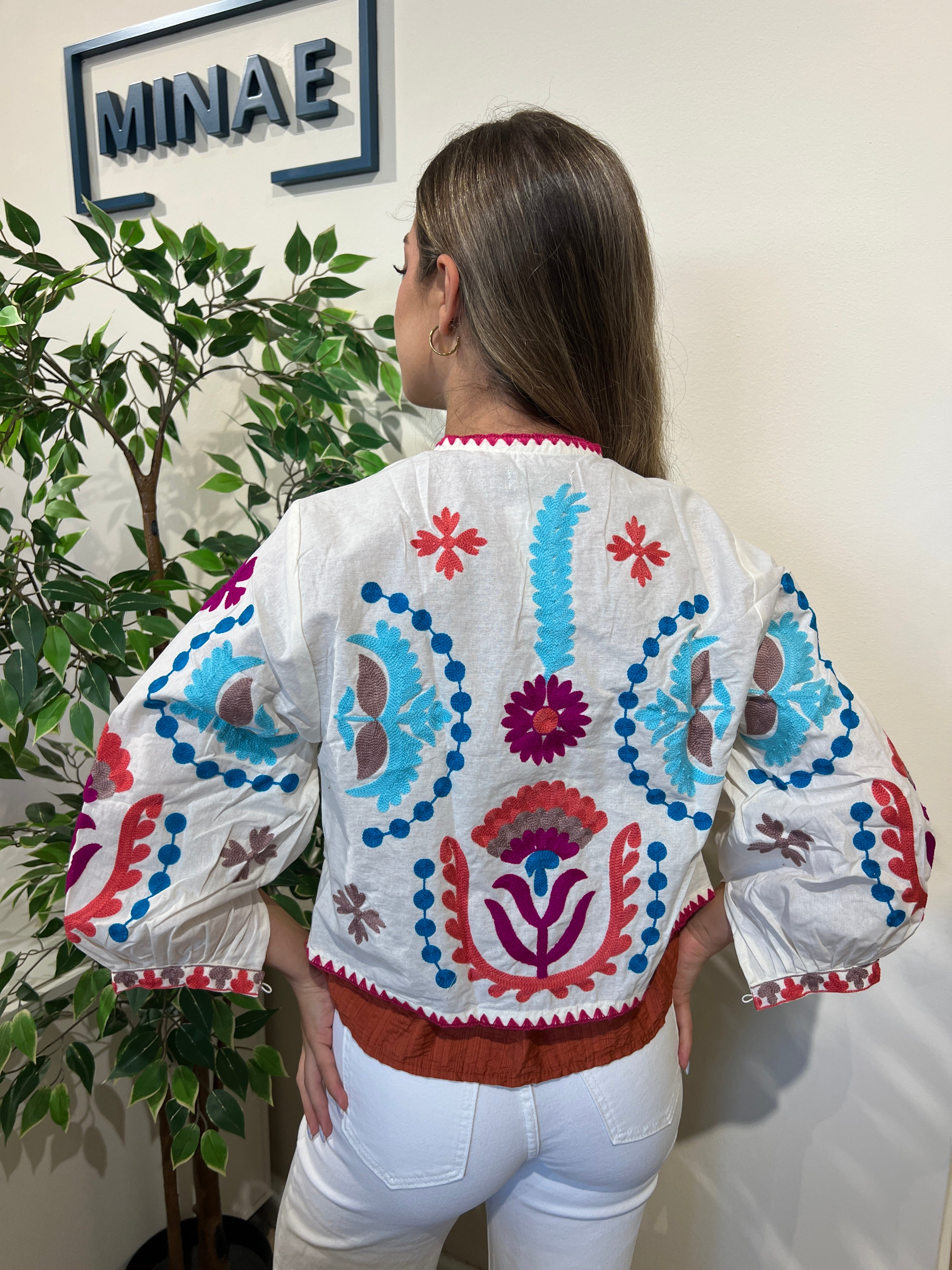 Chaqueta bordada beige modelo 3
