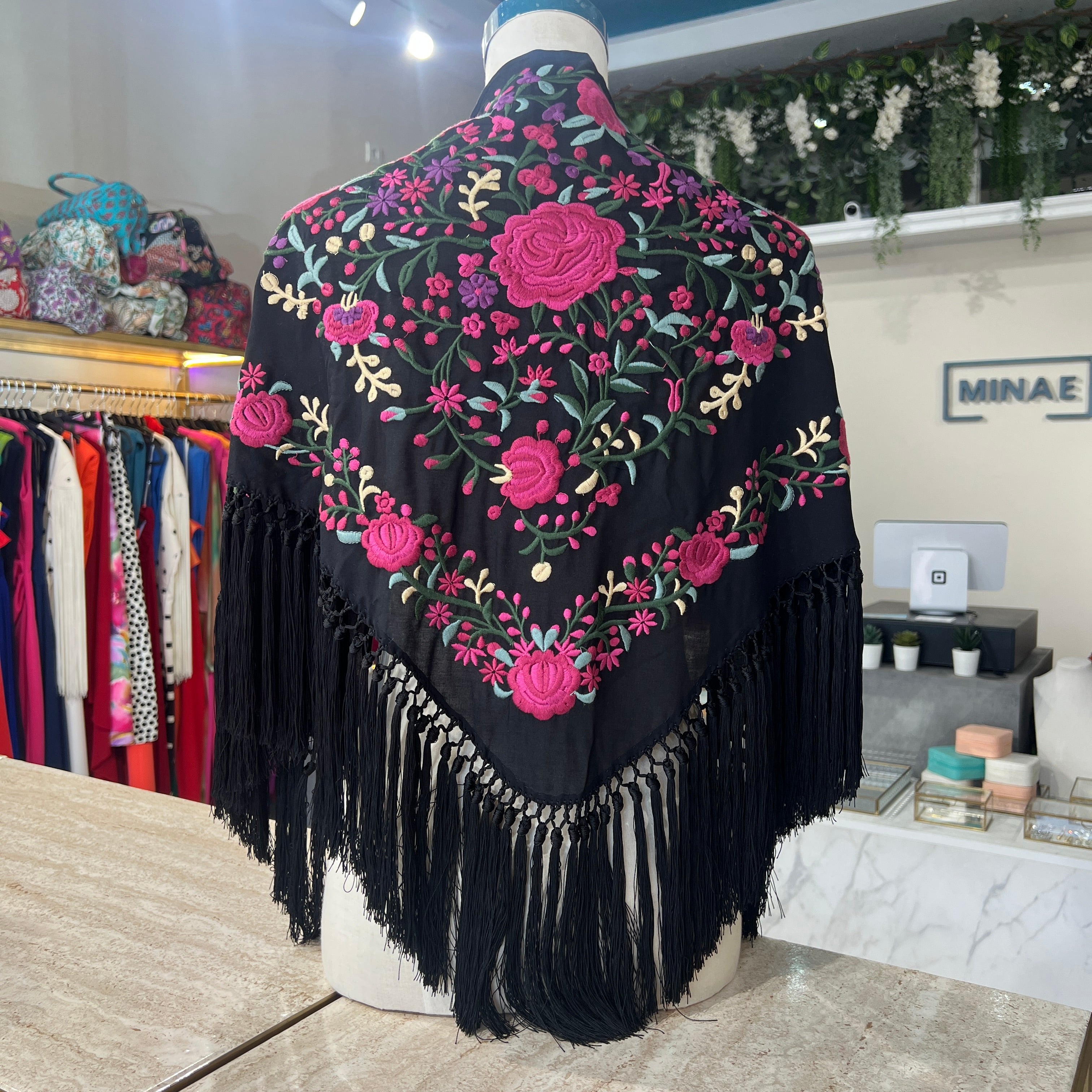 Mantón Candela negro con buganvilla