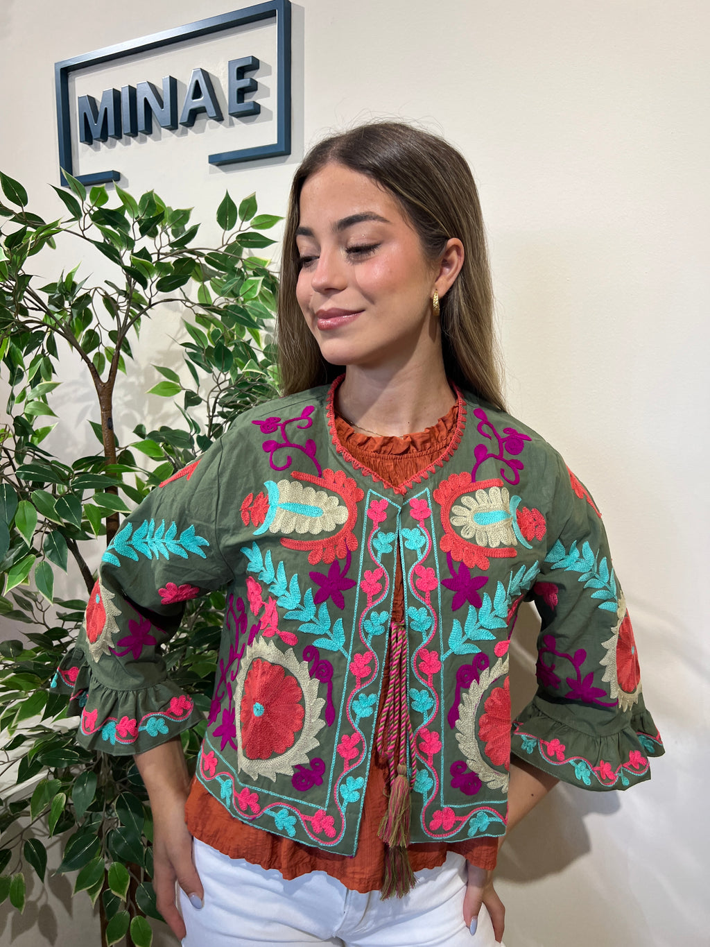 Chaqueta bordada caqui modelo 2