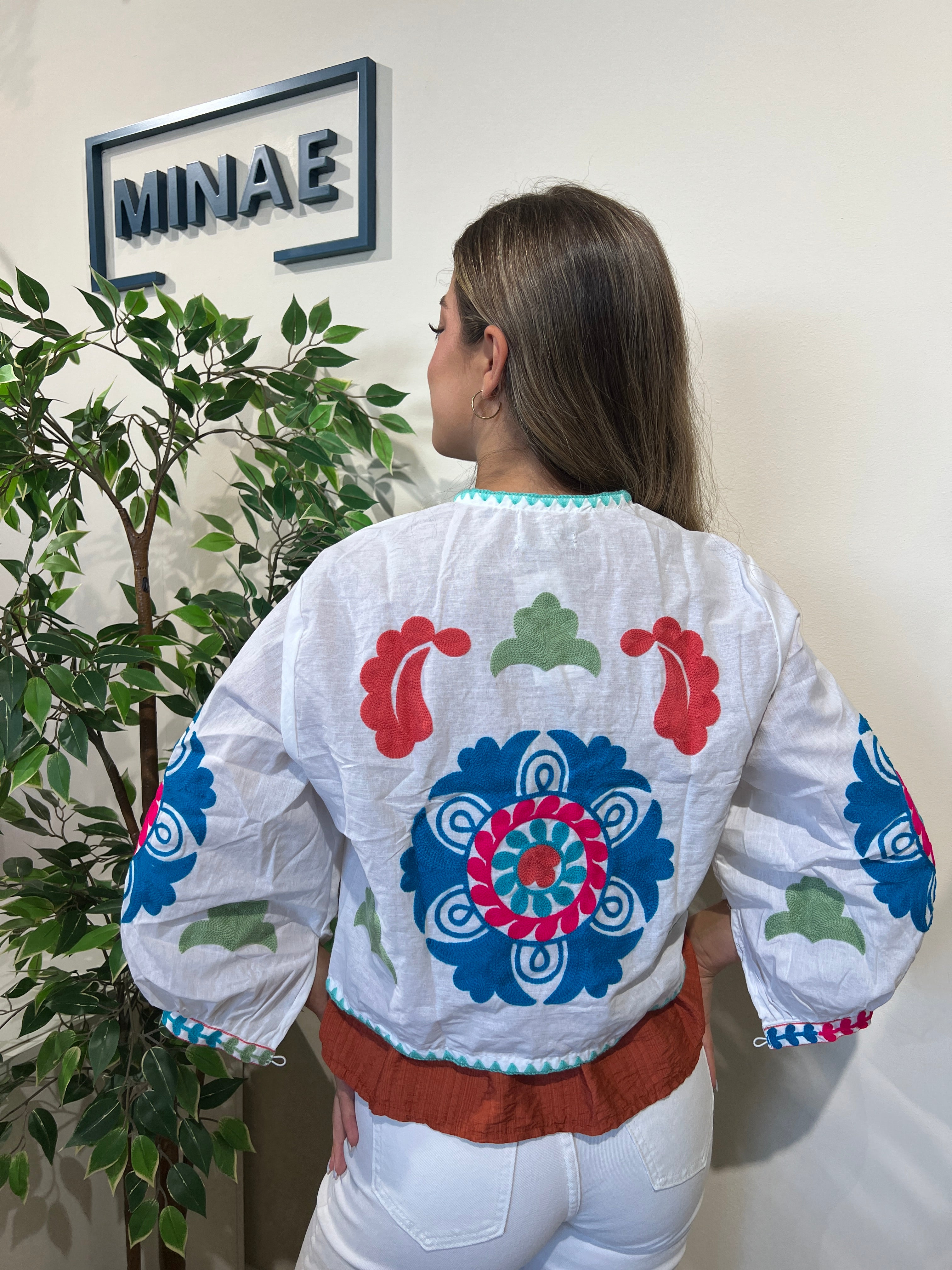 Chaqueta bordada blanca modelo 1