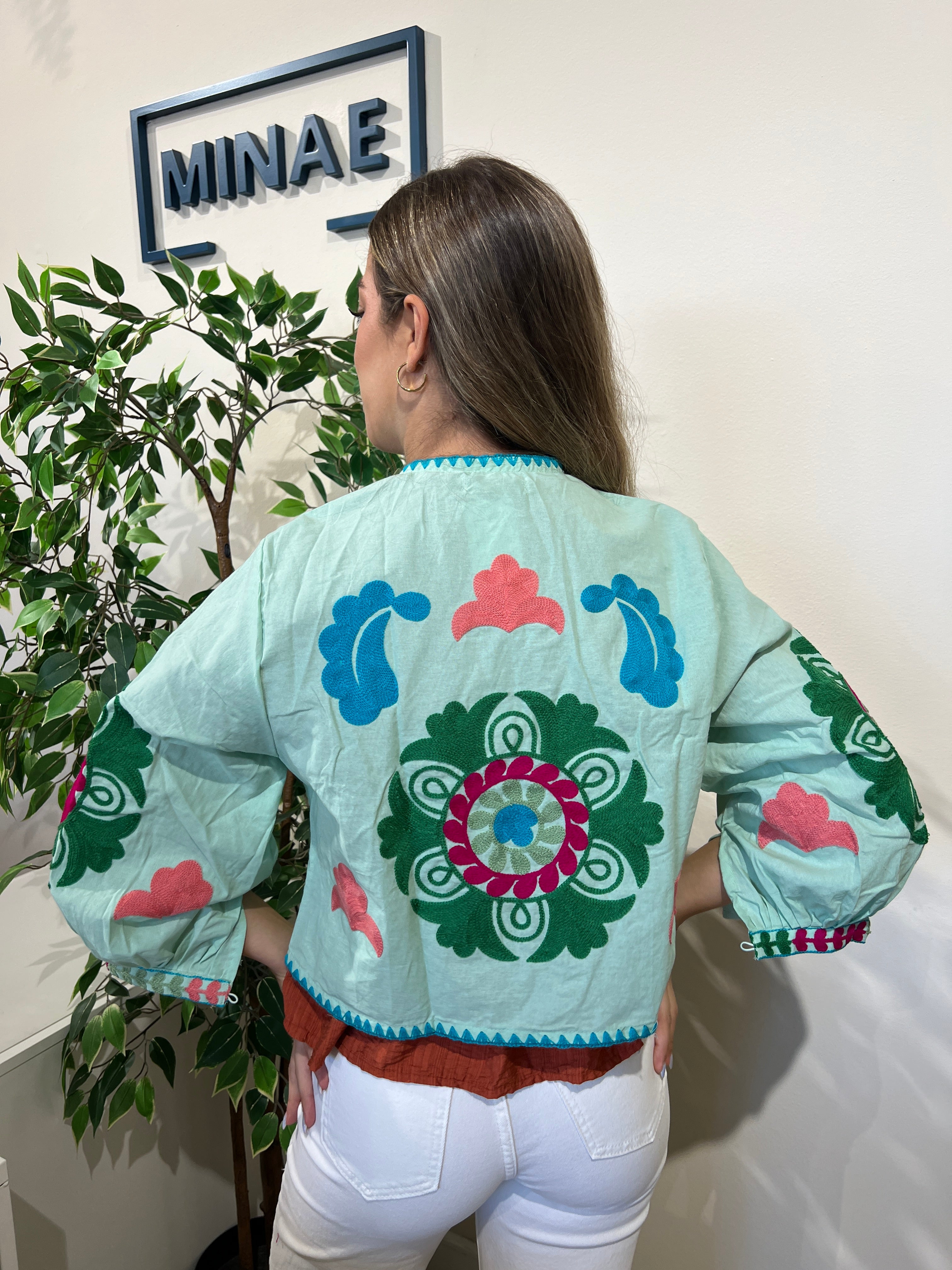 Chaqueta bordada menta modelo 3