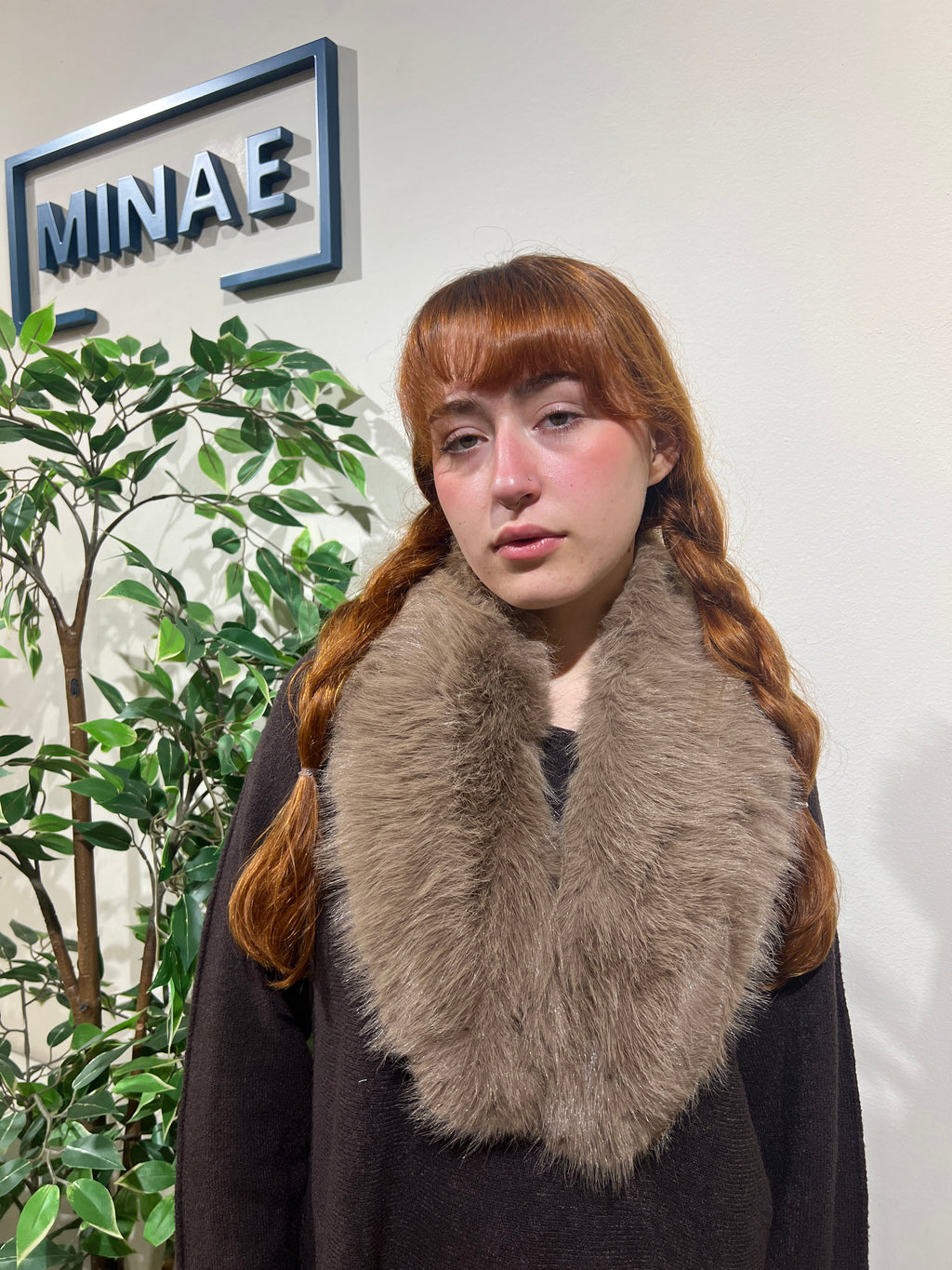 Cuello sintético taupe