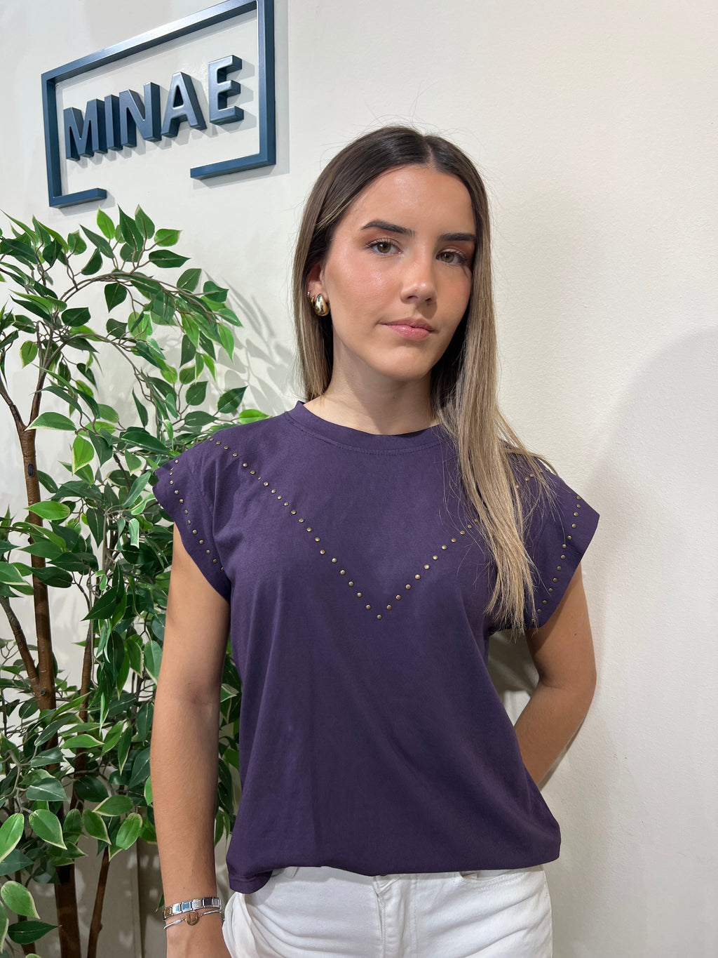 Camiseta tachuelas morada