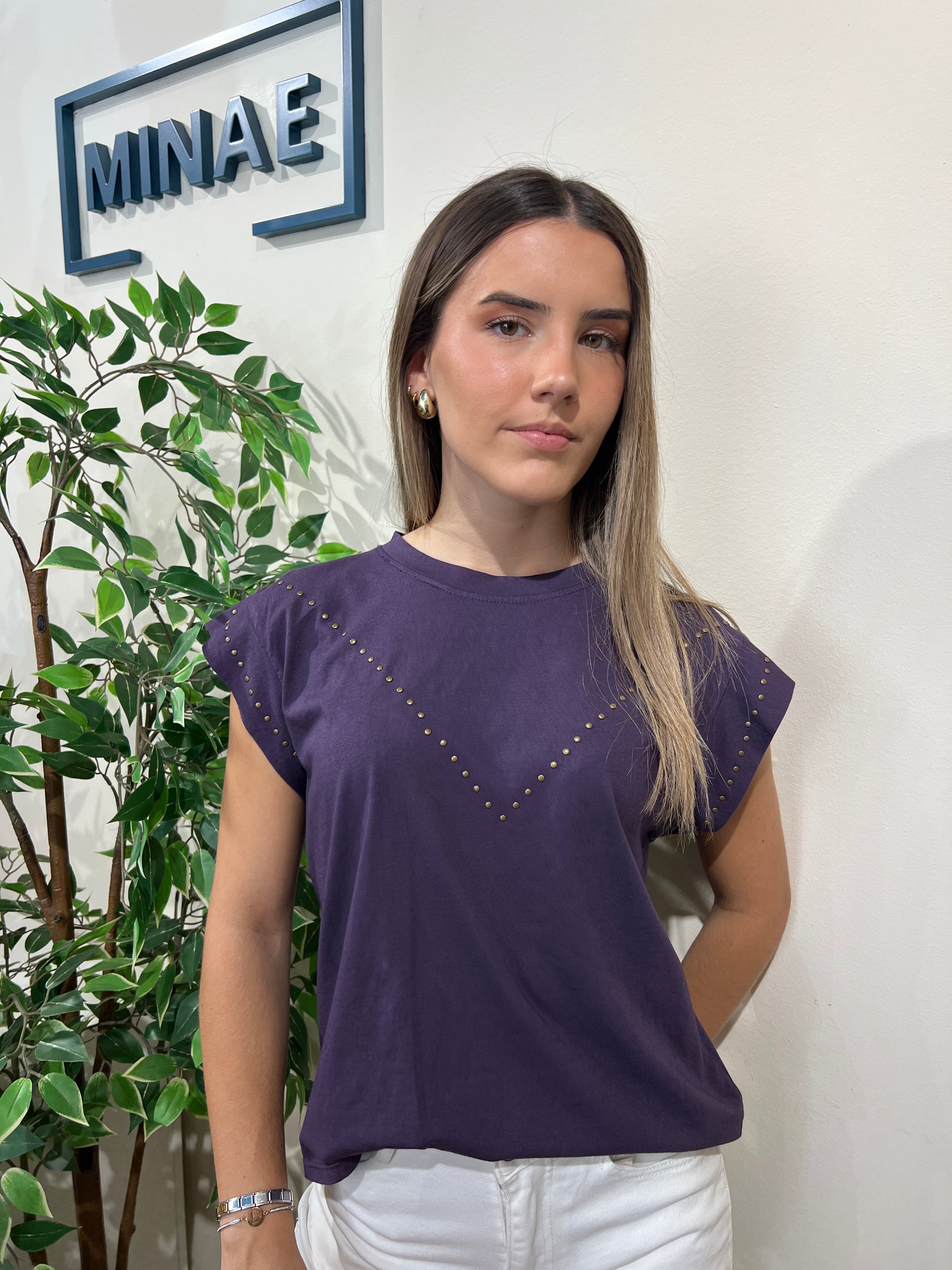 Camiseta tachuelas morada