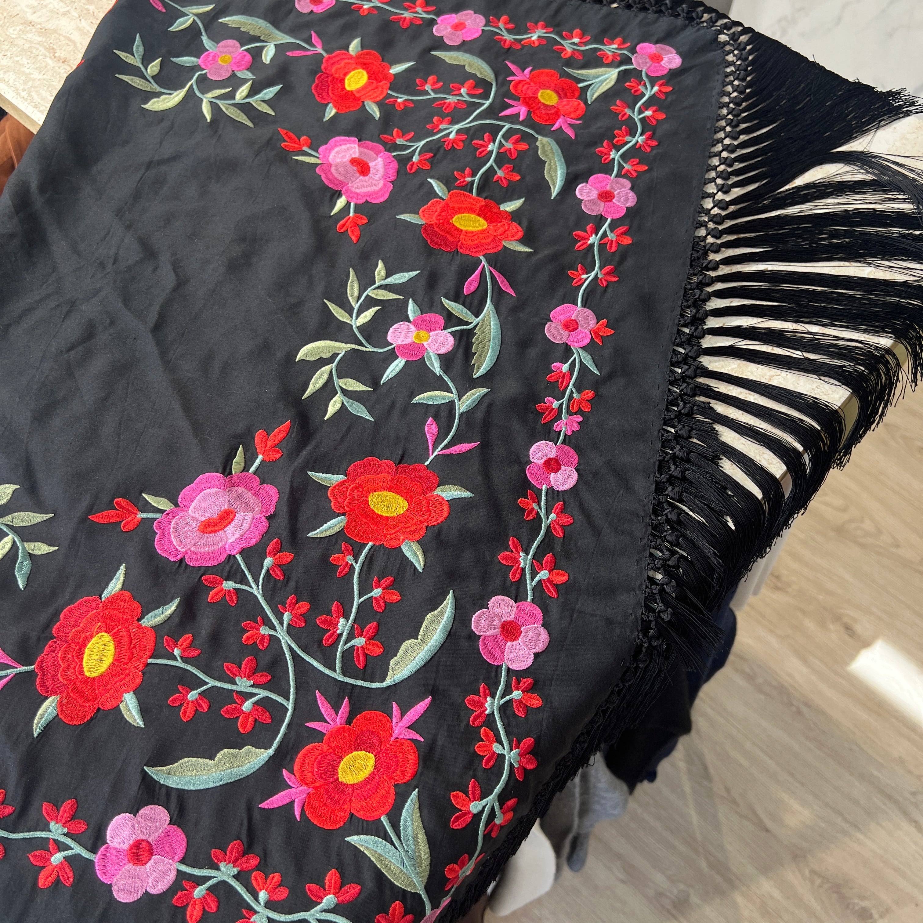 Mantón cuadrado negro