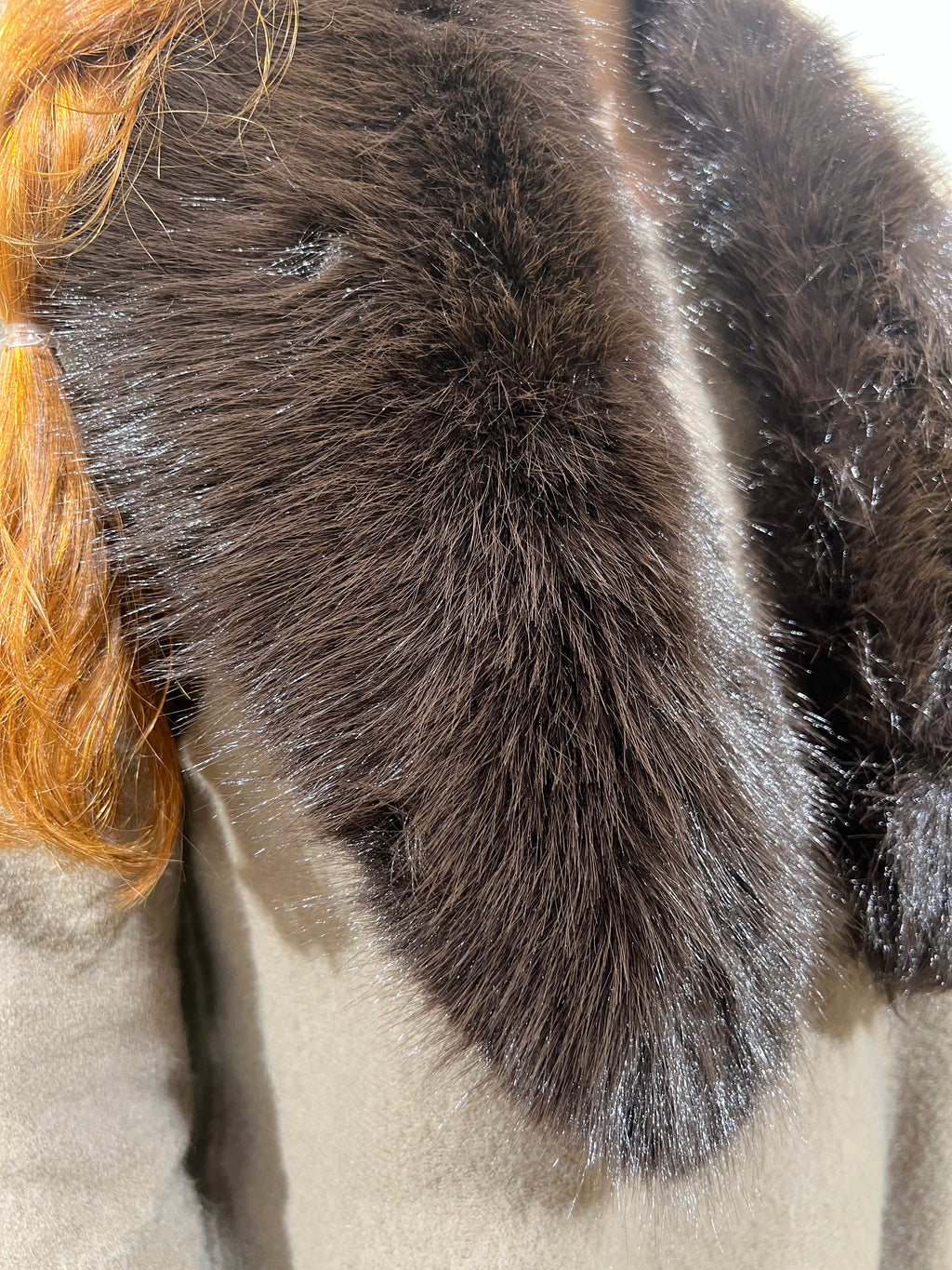 Cuello sintético marrón chocolate