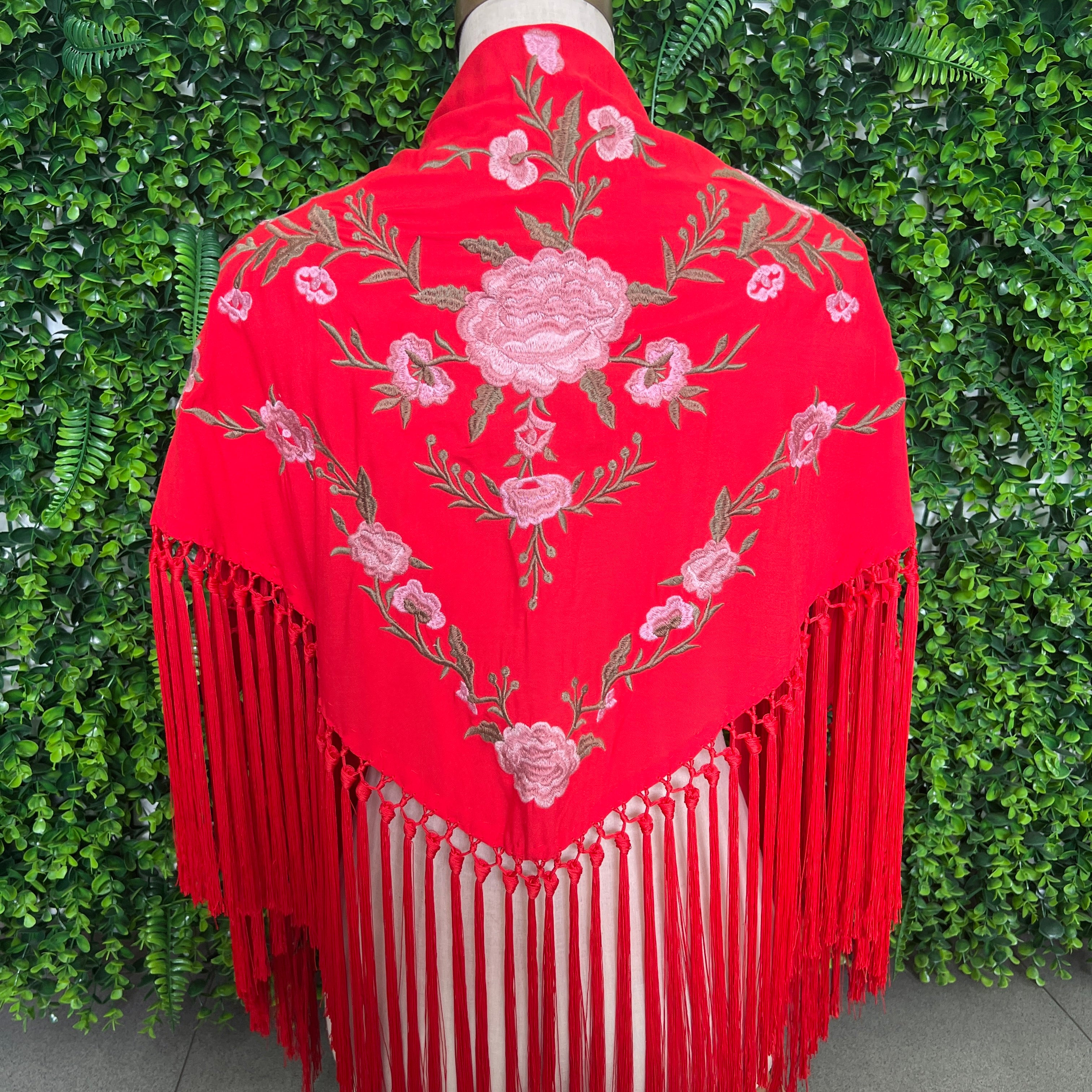 Mantón rojo con rosa maquillaje