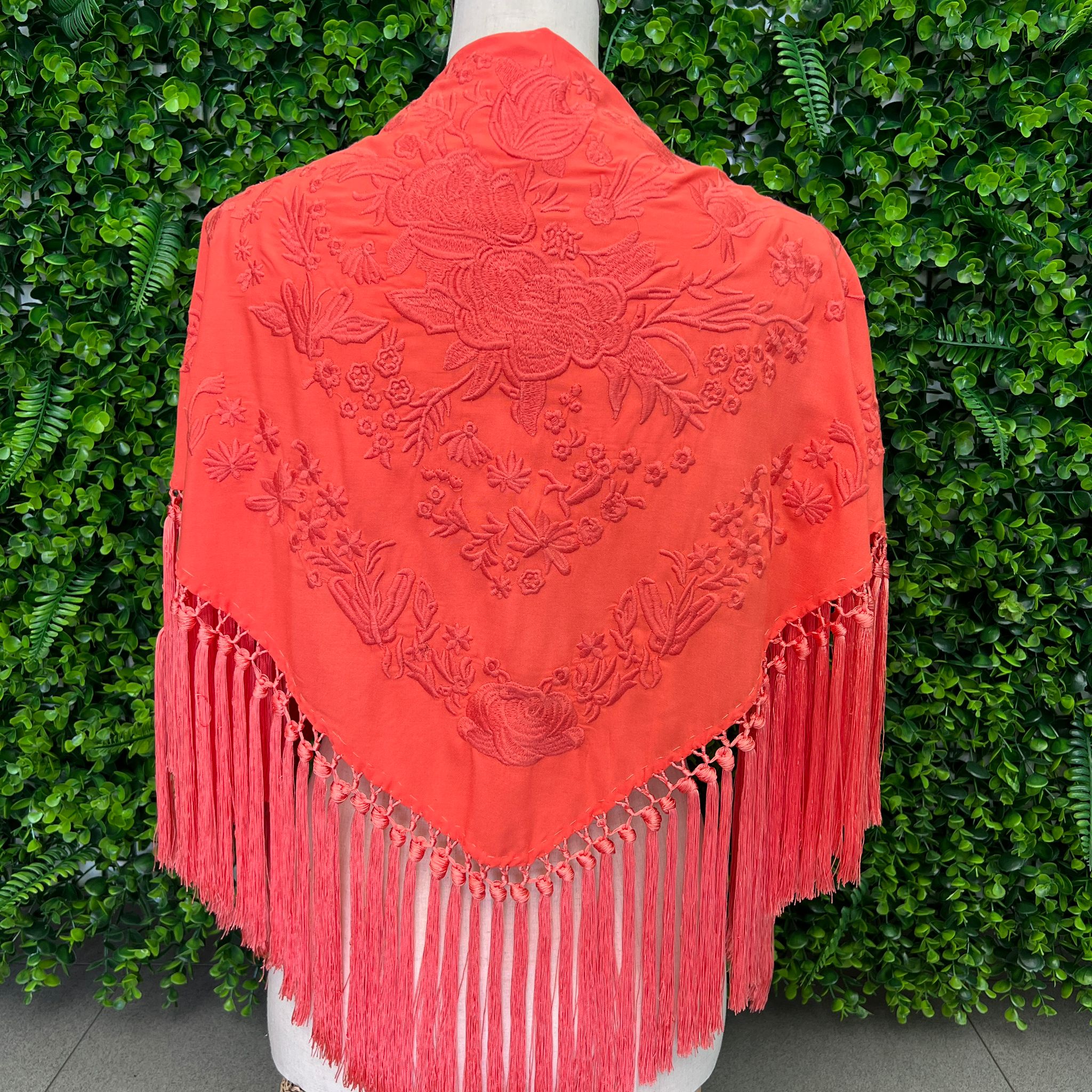 Mantón Cantiña coral al tono