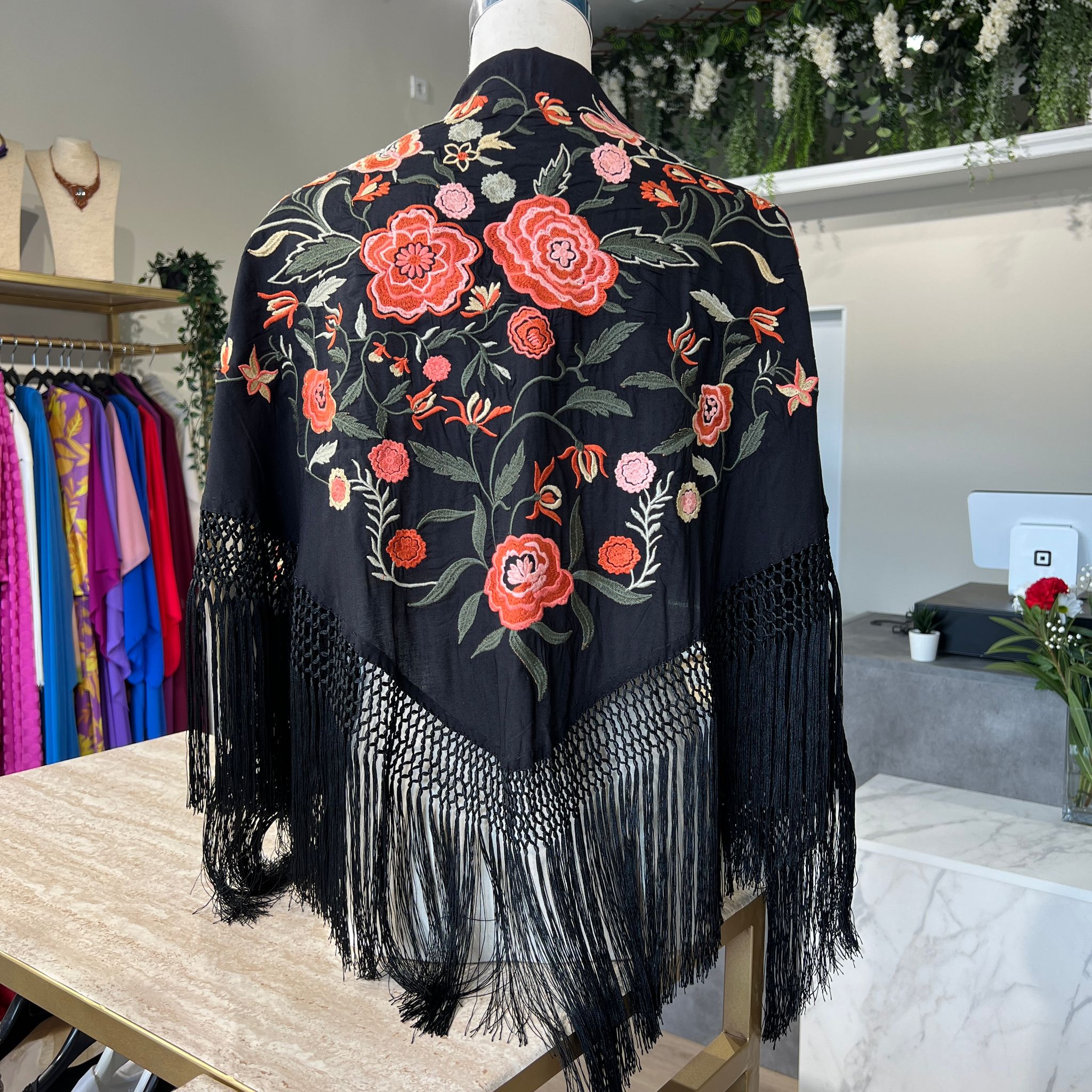 Mantón negro y coral