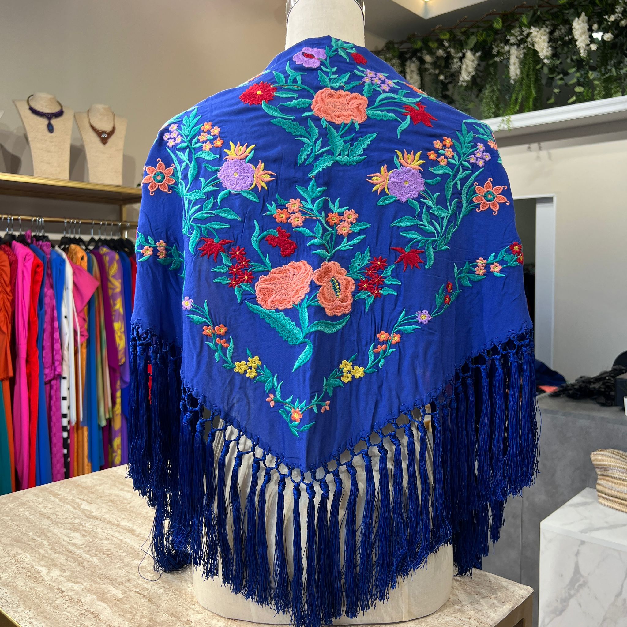 Mantón Mariana azul eléctrico modelo 1