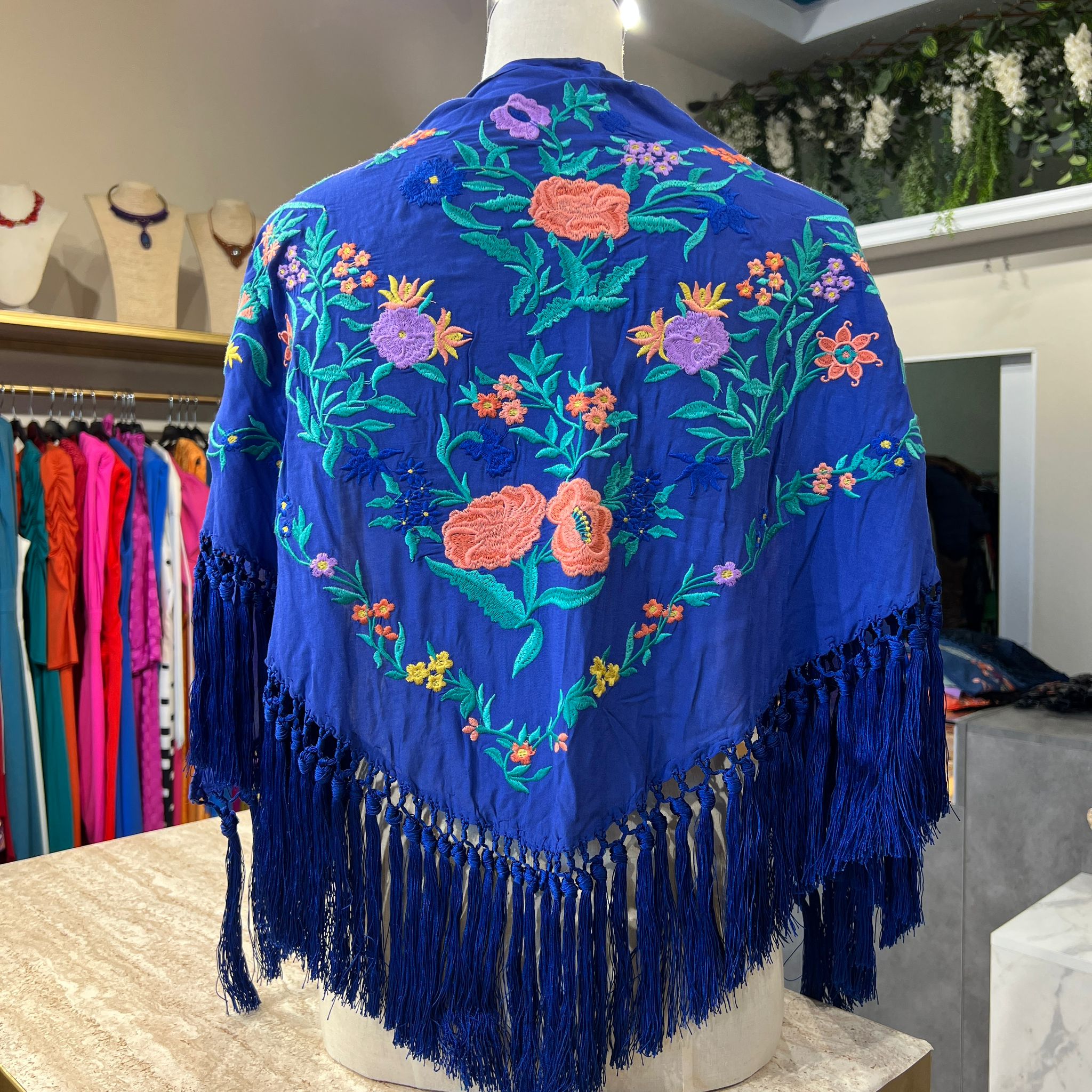 Mantón Mariana azul eléctrico modelo 2