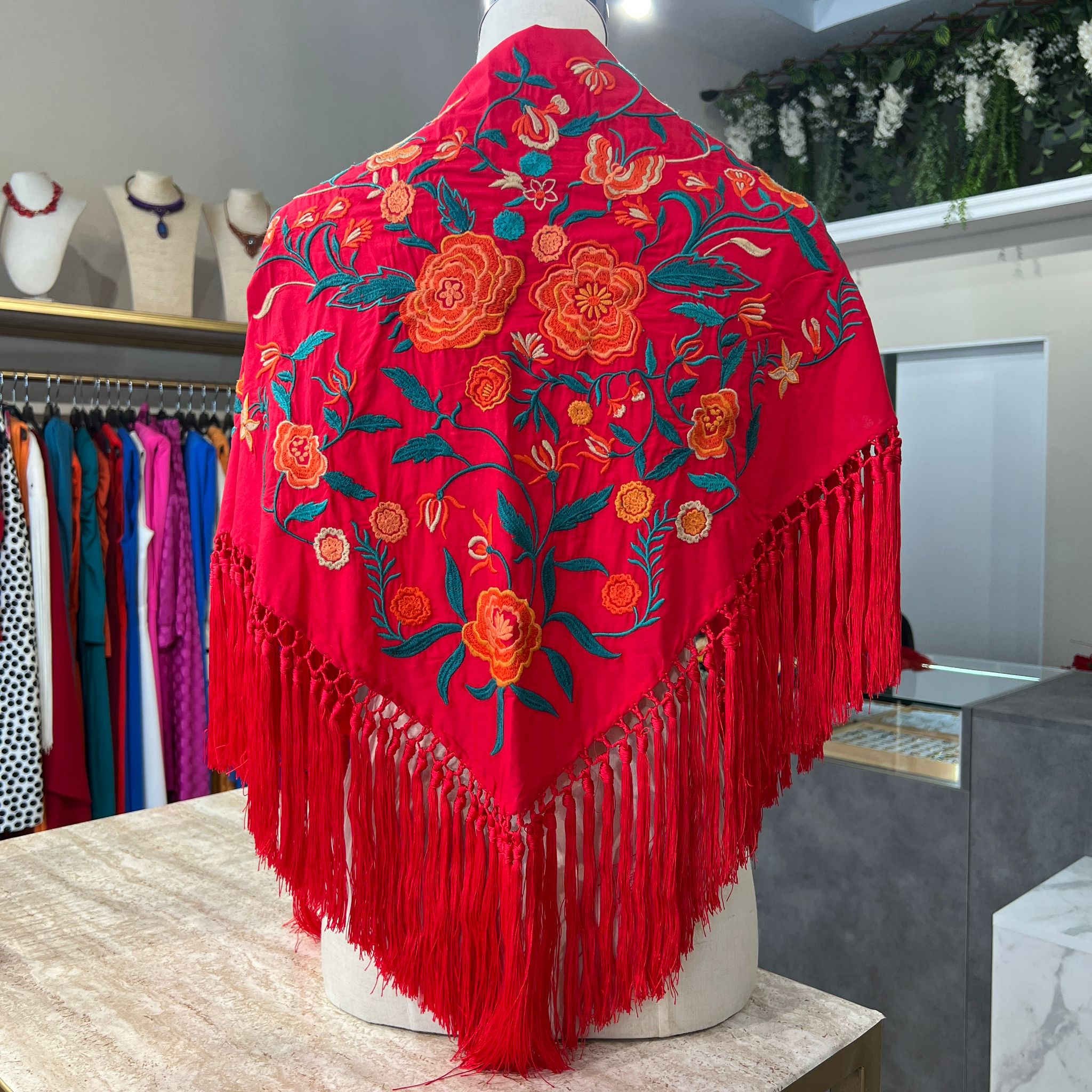 Mantón rojo con naranja