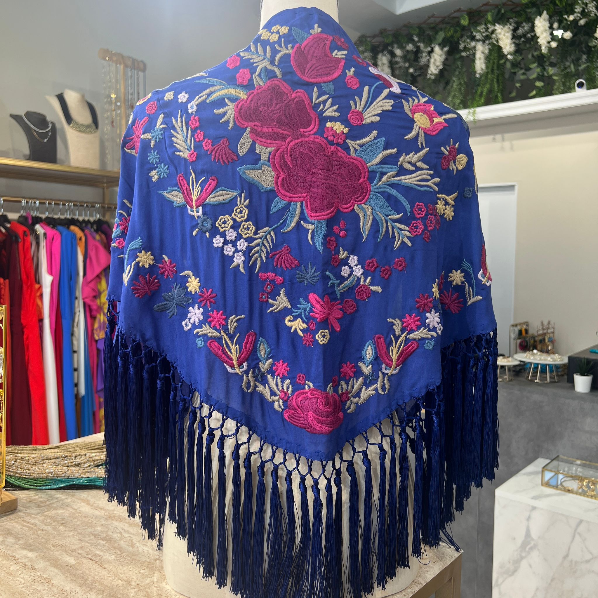 Mantón Cantiña azul con buganvilla