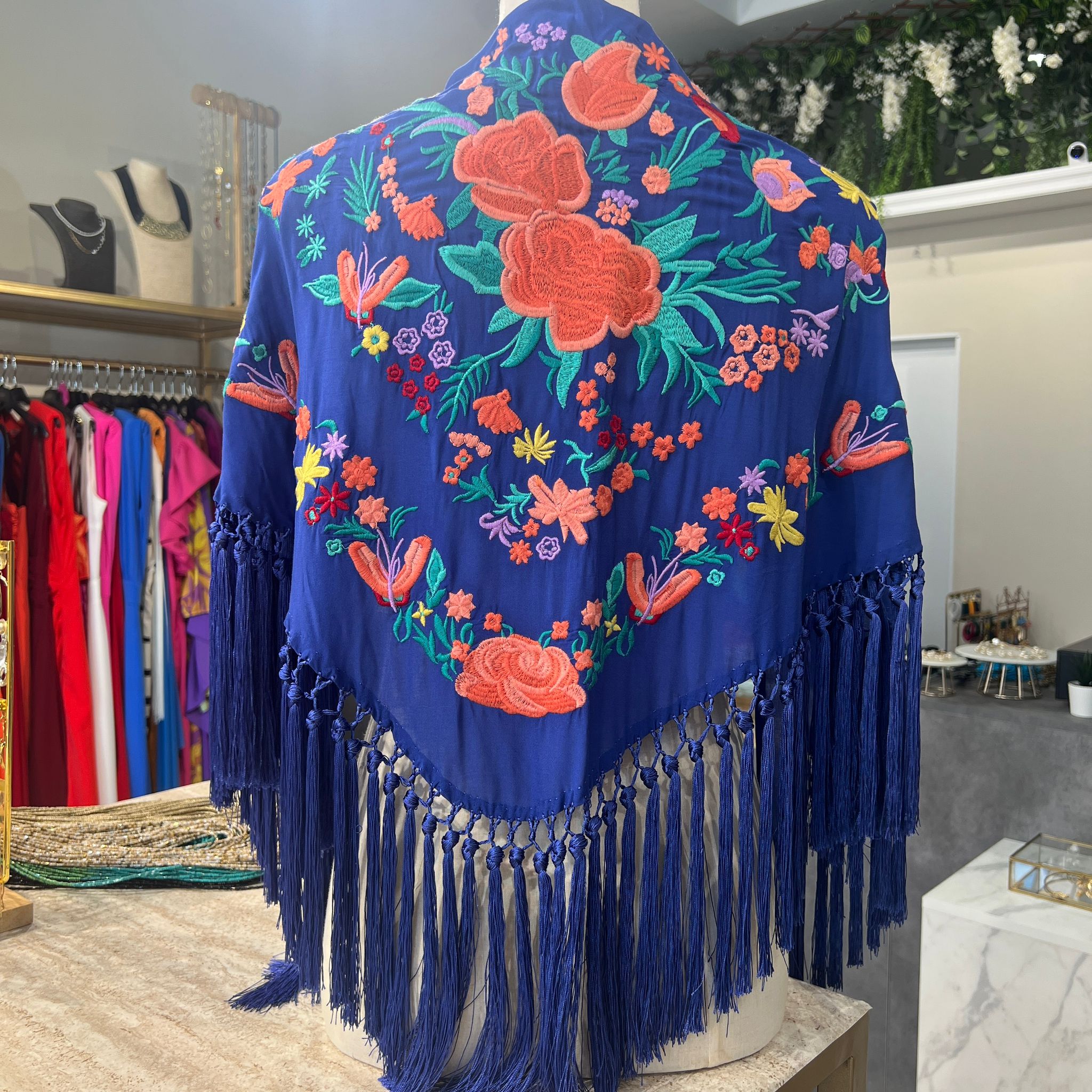 Mantón Cantiña azul con coral