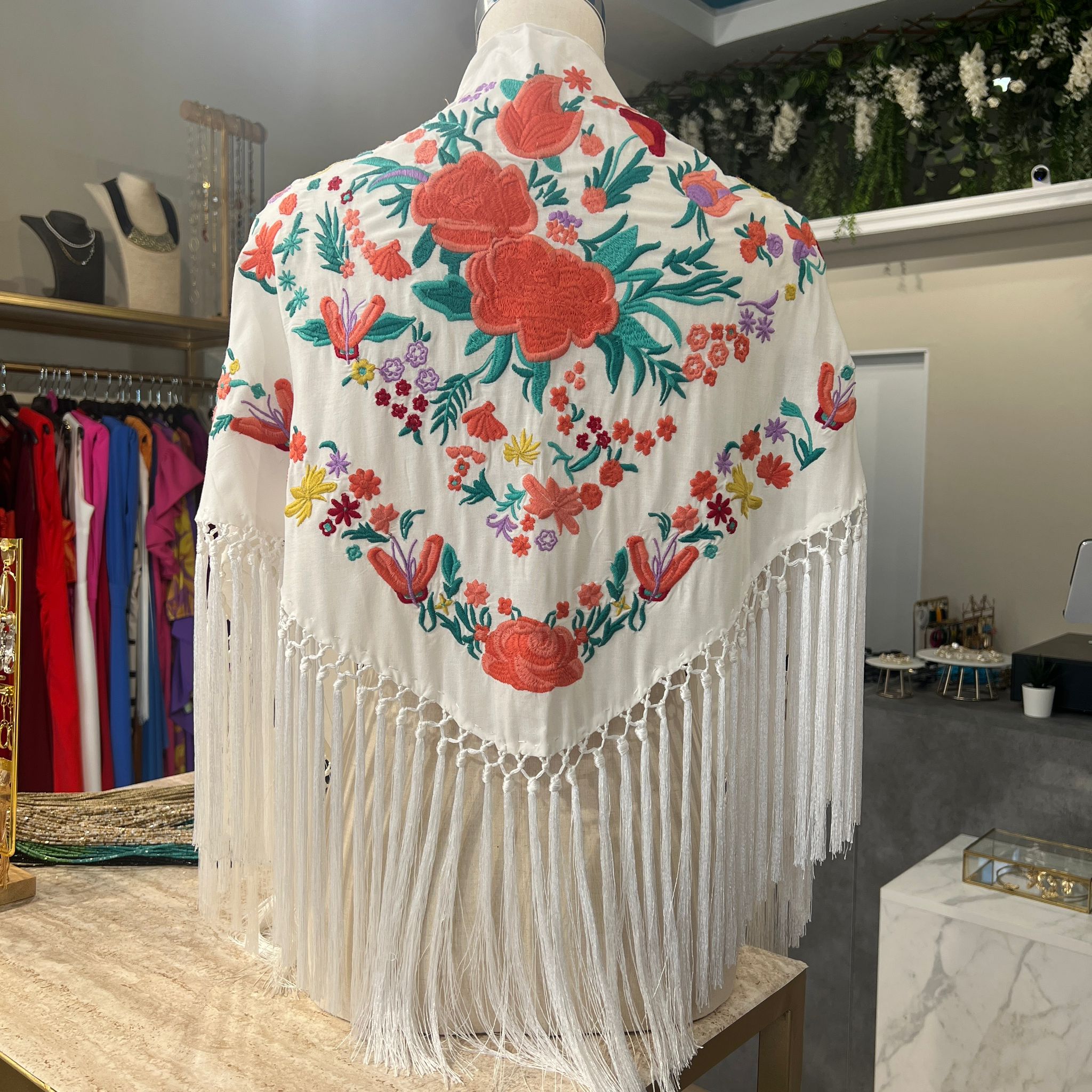 Mantón Cantiña blanco con coral