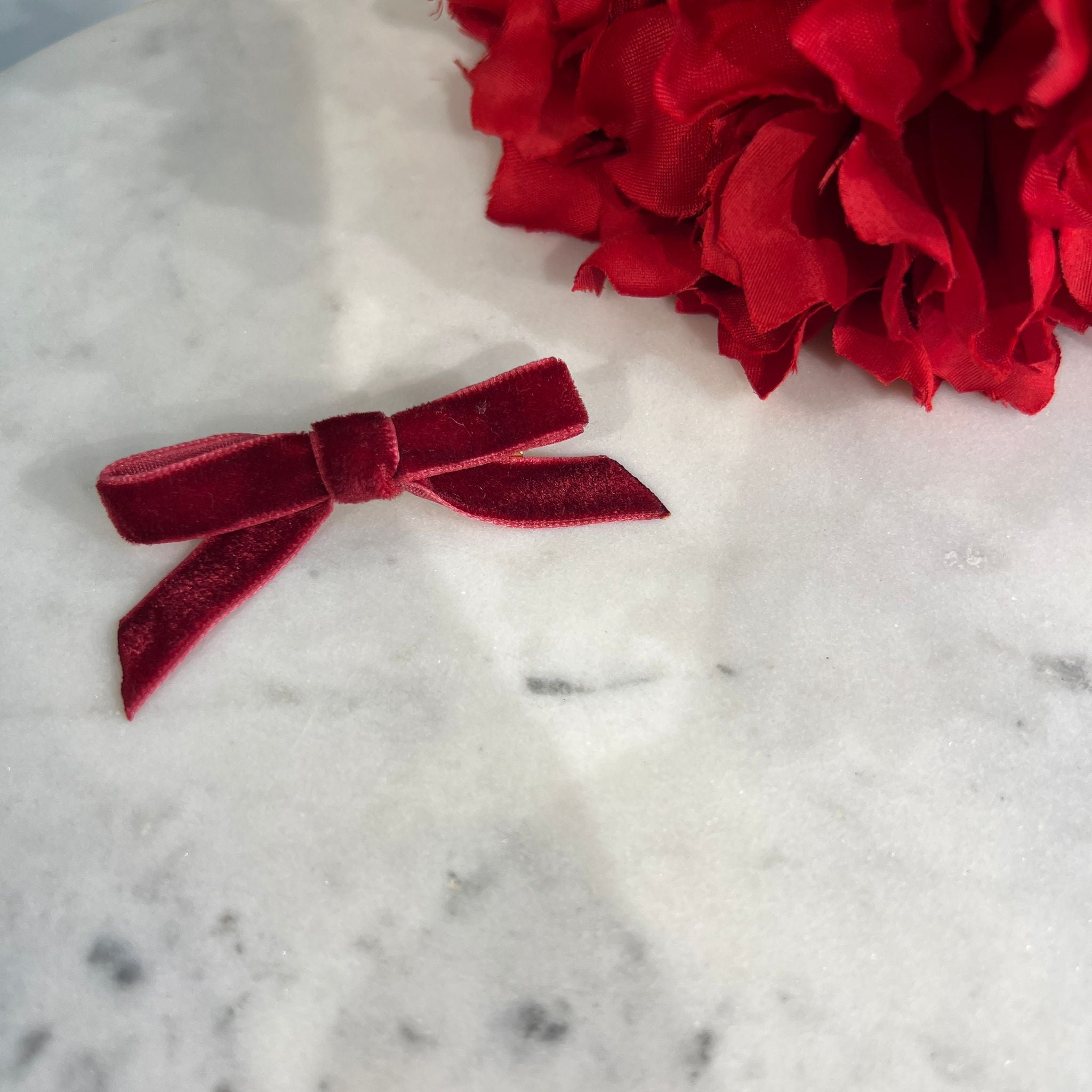 Broche lazo rojo oscuro