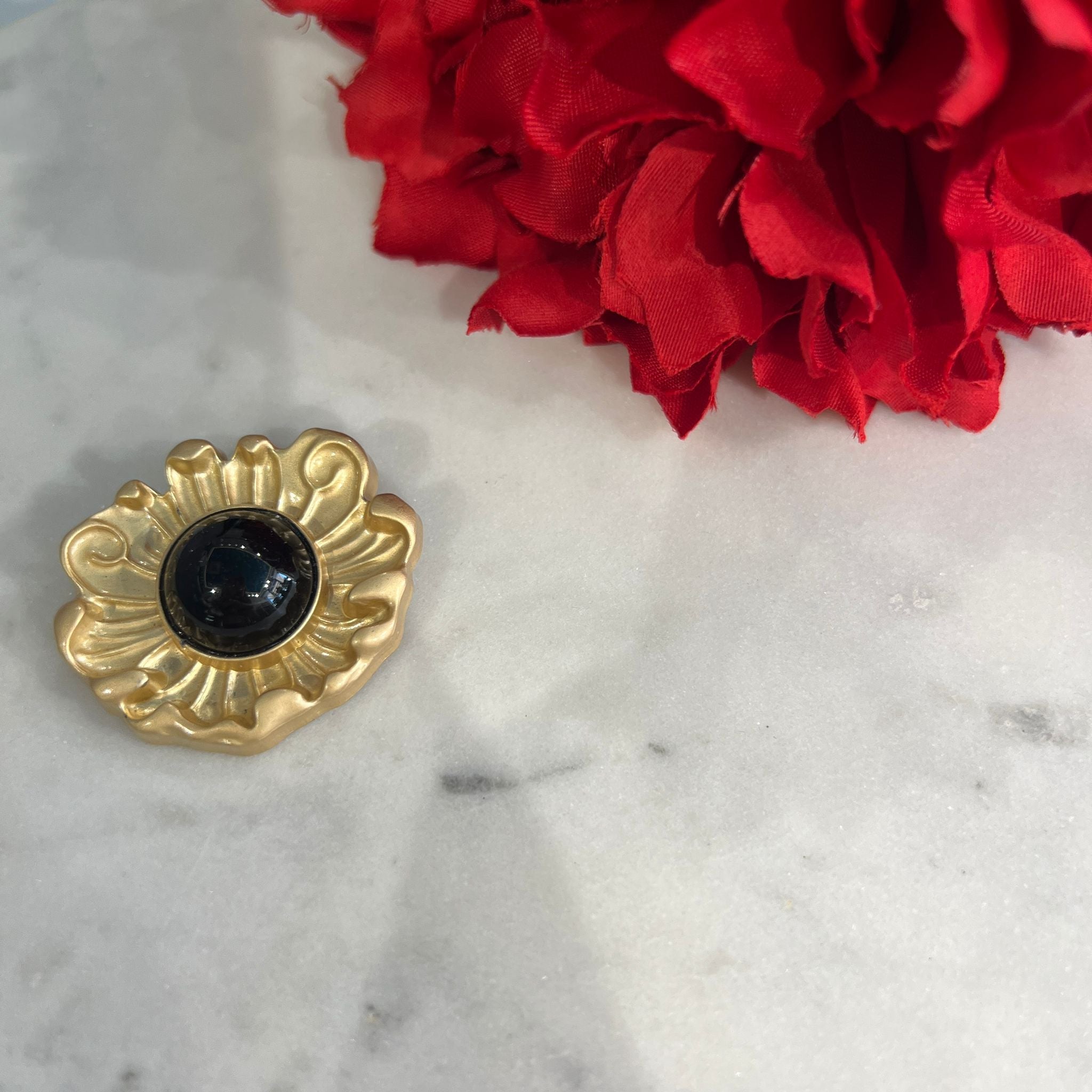 Broche dorado y negro