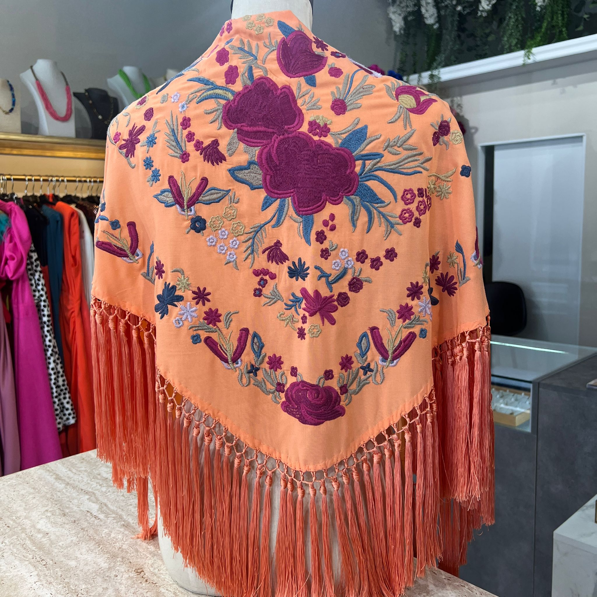 Mantón Cantiña mandarina con buganvilla