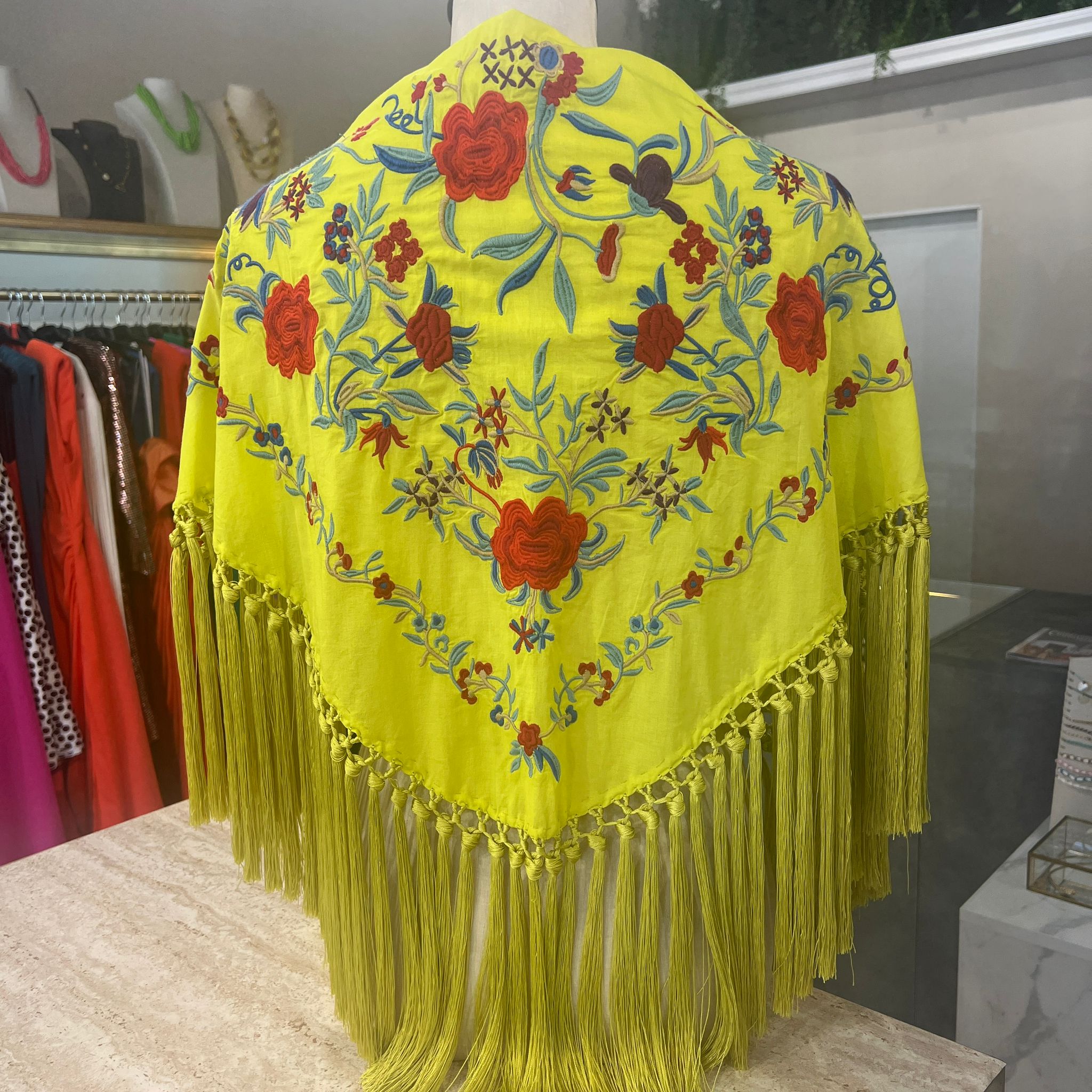 Mantón Soleá lima con rojo