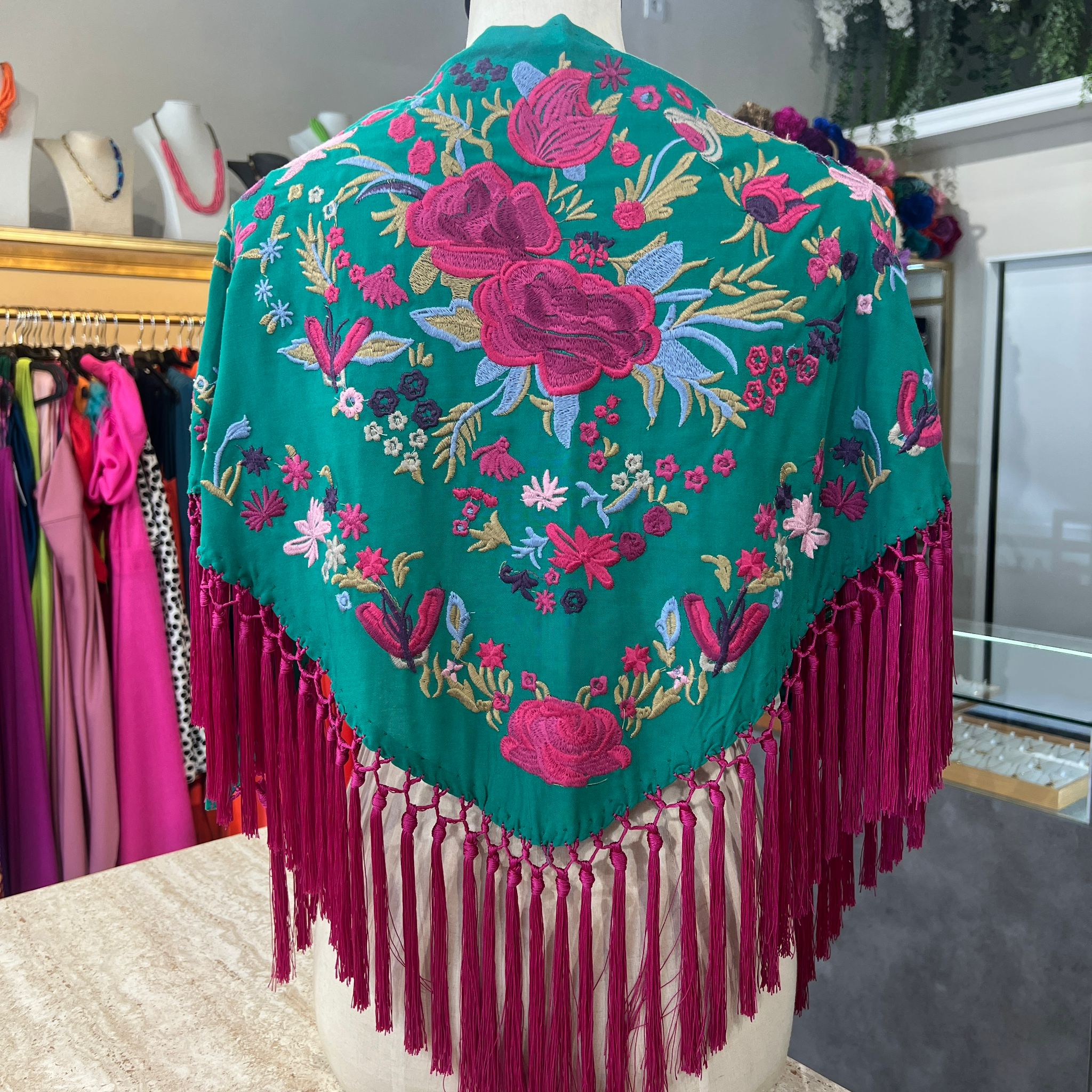 Mantón Cantiña verde con buganvilla