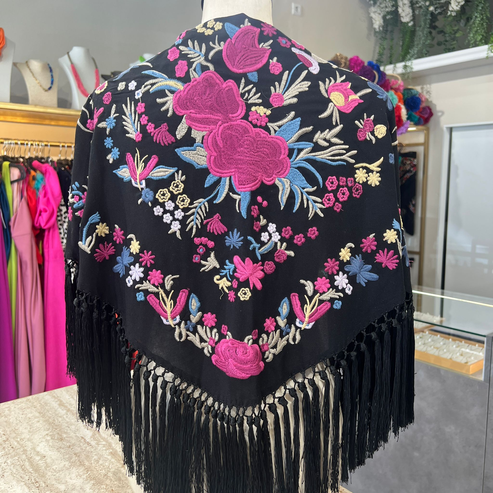Mantón Cantiña negro con buganvilla