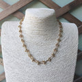 Halskette mit goldenem Knoten